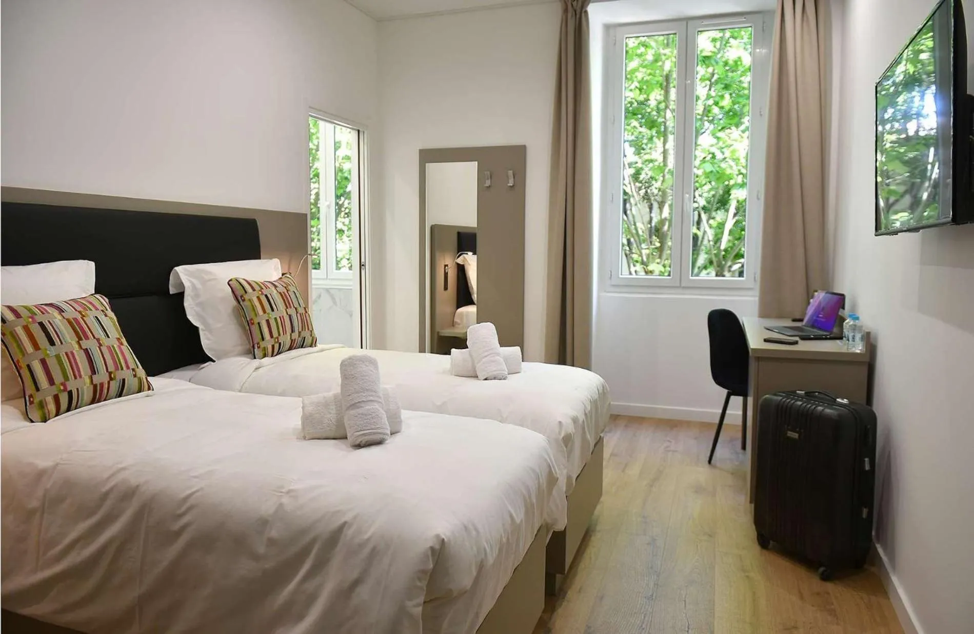 Photo of the whole room, Bed in Hôtel Continental