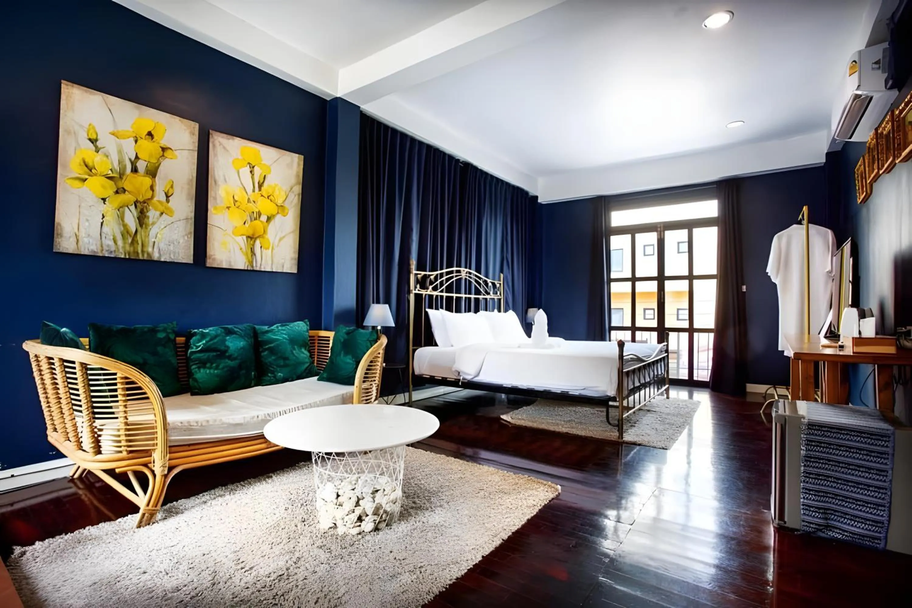 Seating area, Bed in Naptel Changmoi - Thaphae แนปเทล ช้างม่อย ท่าแพ