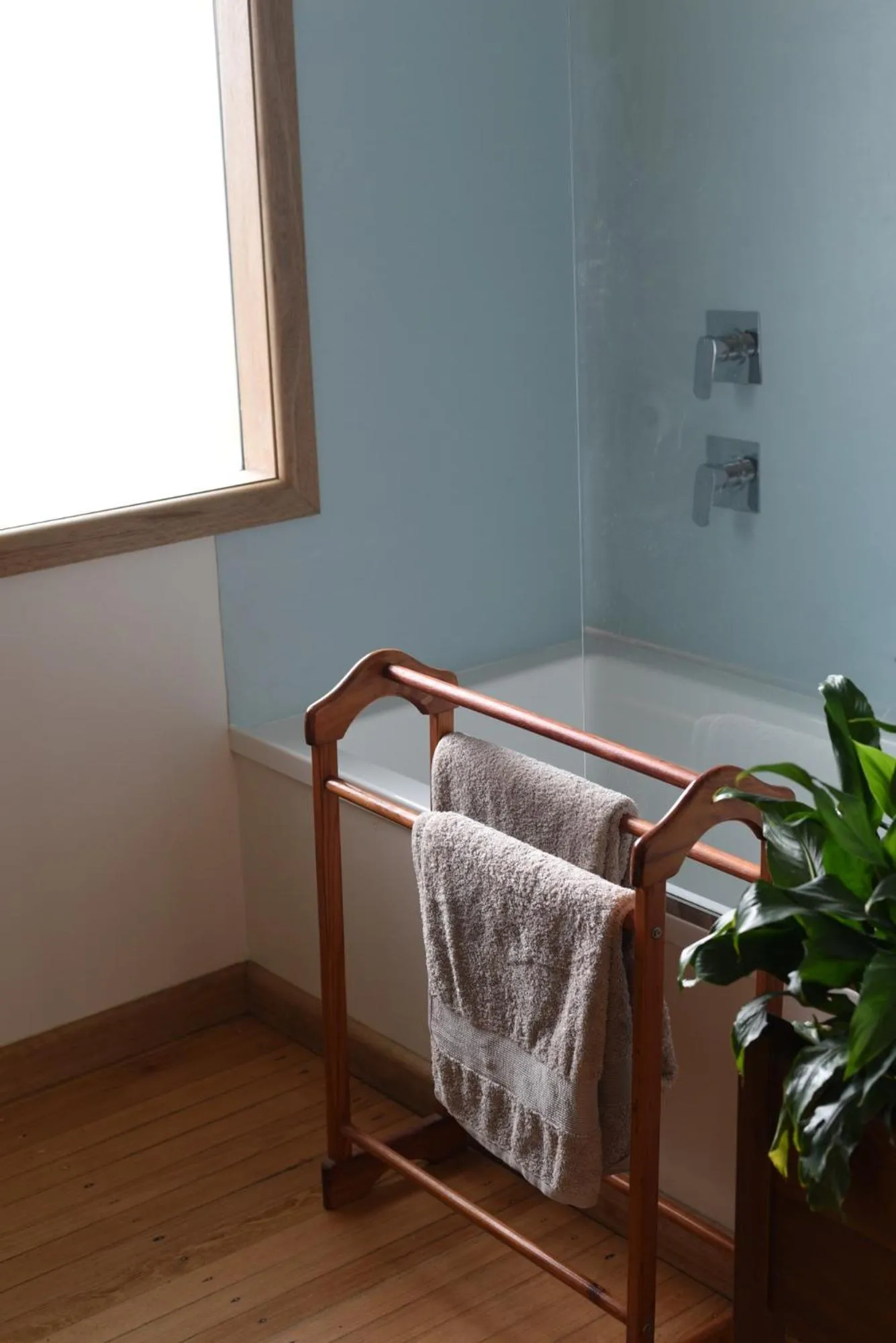 Shower, Bed in Seacroft Estate