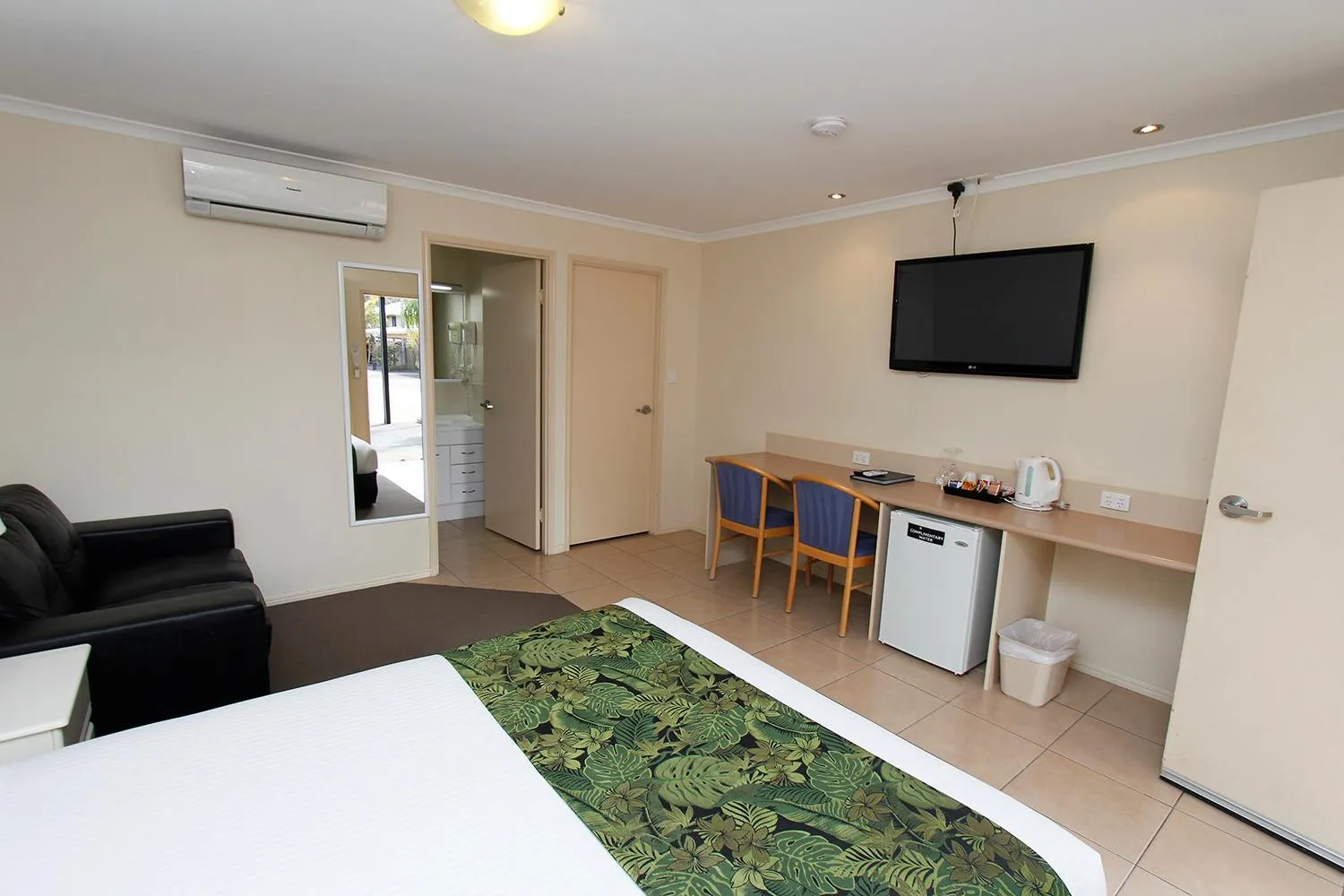 Photo of the whole room, Bed in The Palms Motel