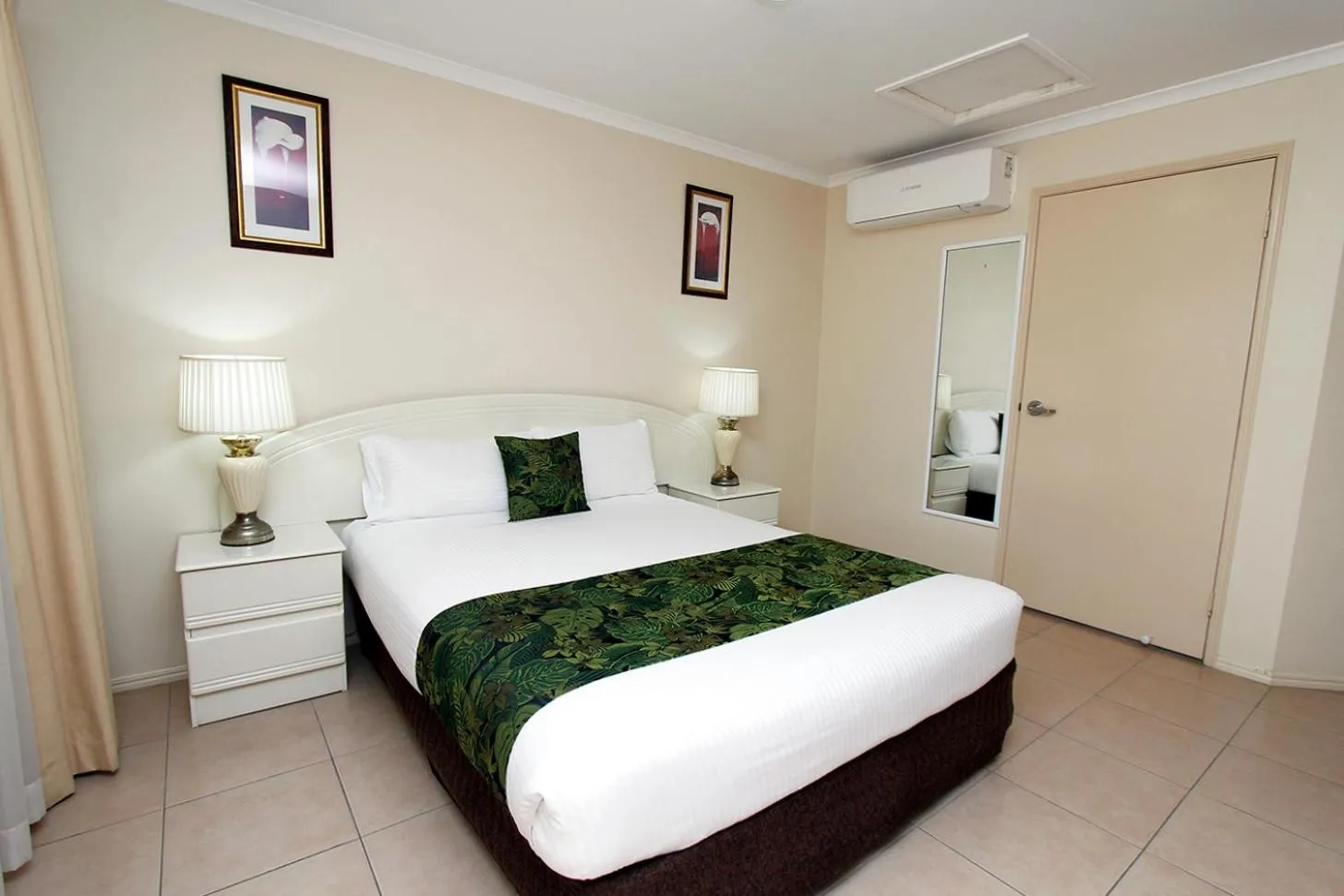 Bedroom, Bed in The Palms Motel