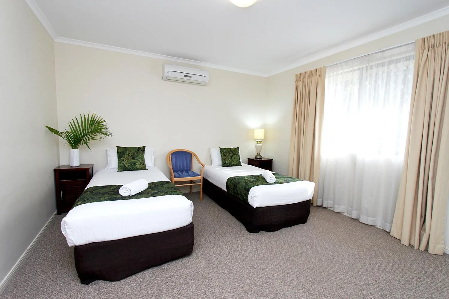 Bedroom, Bed in The Palms Motel