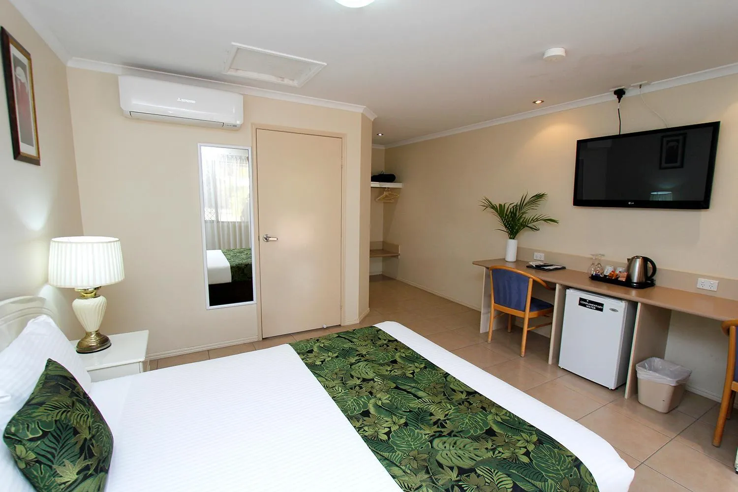 Bedroom, Bed in The Palms Motel