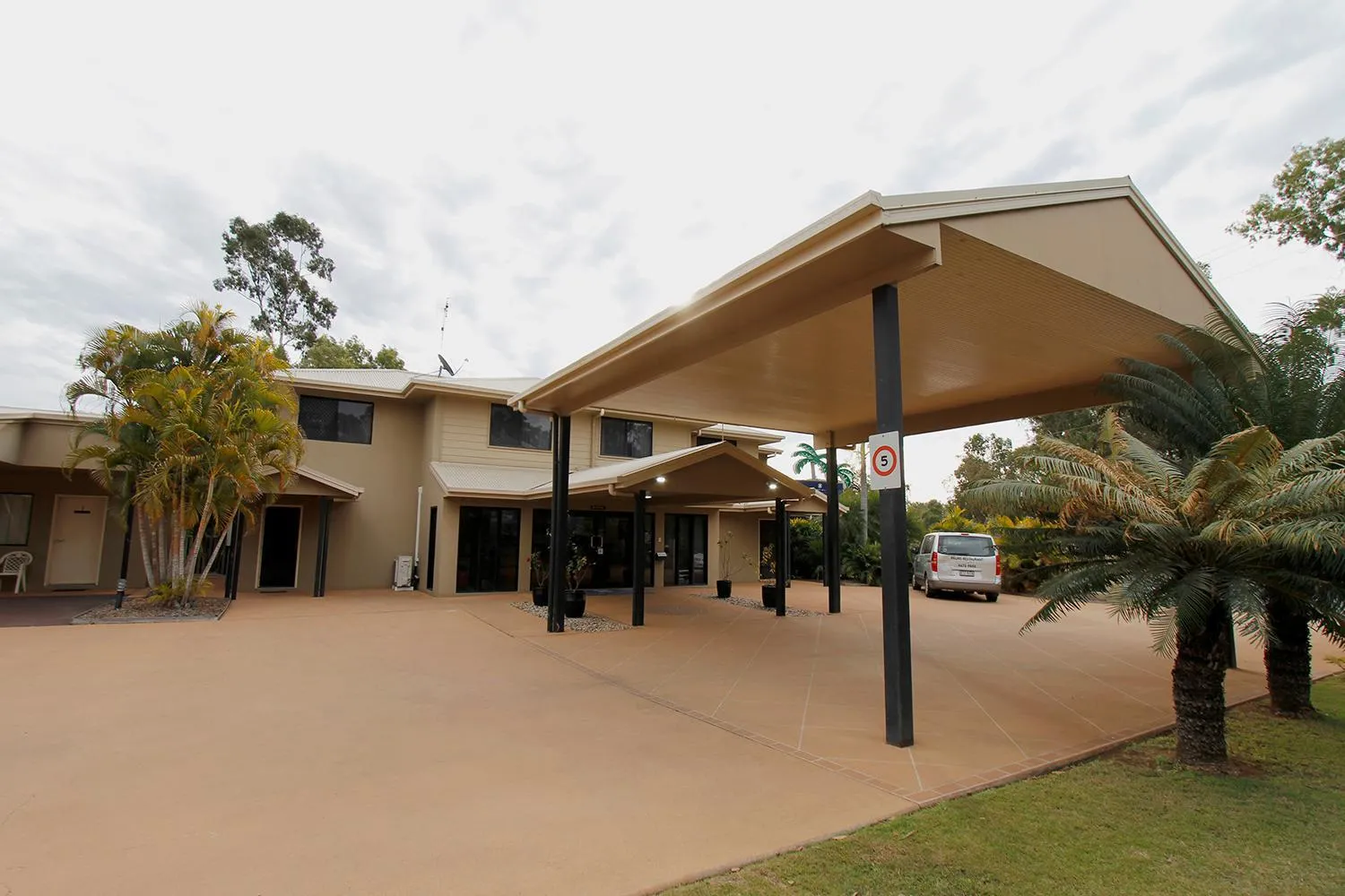 Property building in The Palms Motel