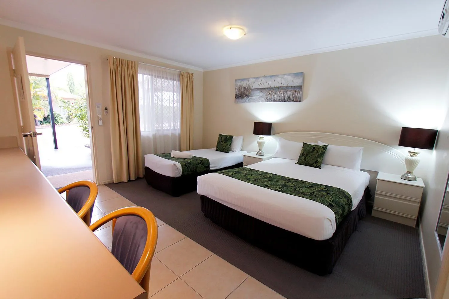 Photo of the whole room, Bed in The Palms Motel