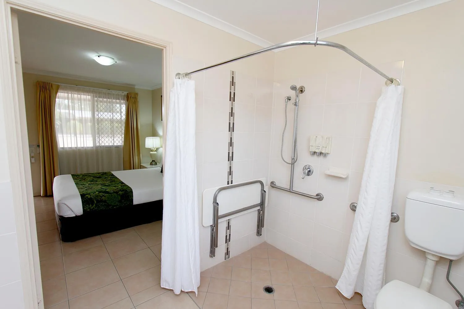 Bathroom, Bed in The Palms Motel