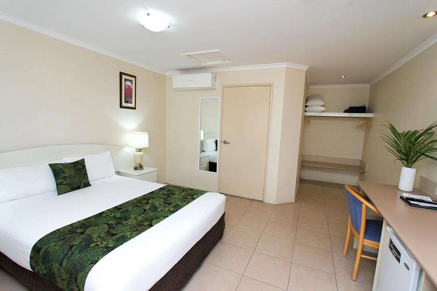 Bedroom, Bed in The Palms Motel