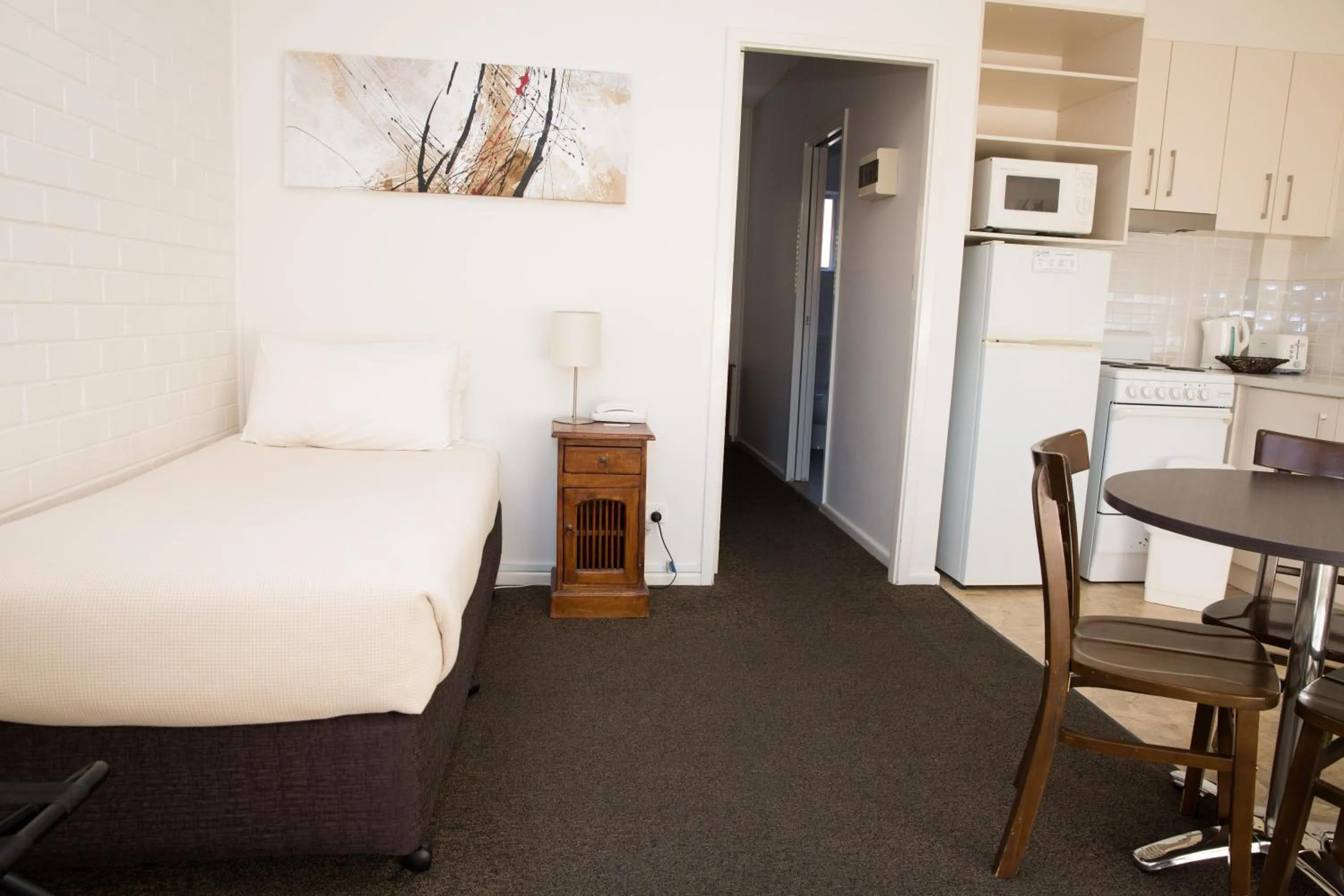 Kitchen or kitchenette, Bed in Centralpoint Motel