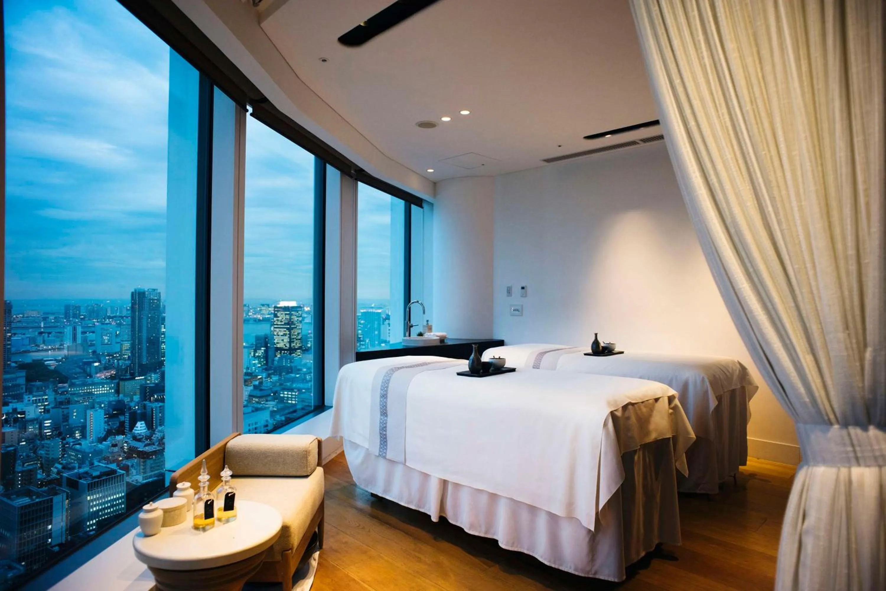 Spa and wellness centre/facilities, Bed in Andaz Tokyo - A Concept by Hyatt