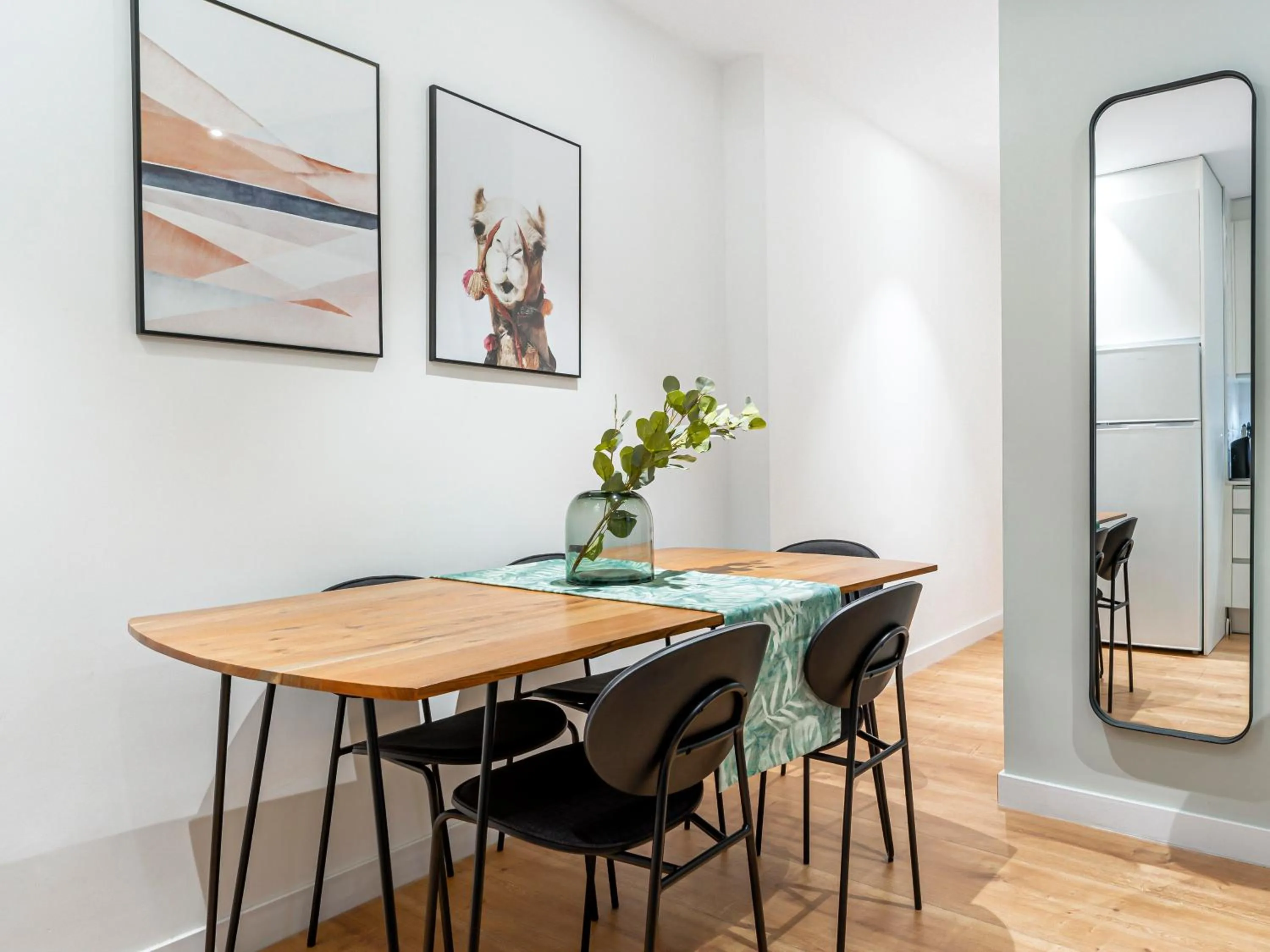 Dining area in Limehome Madrid Calle de Fomento - estancia temporal