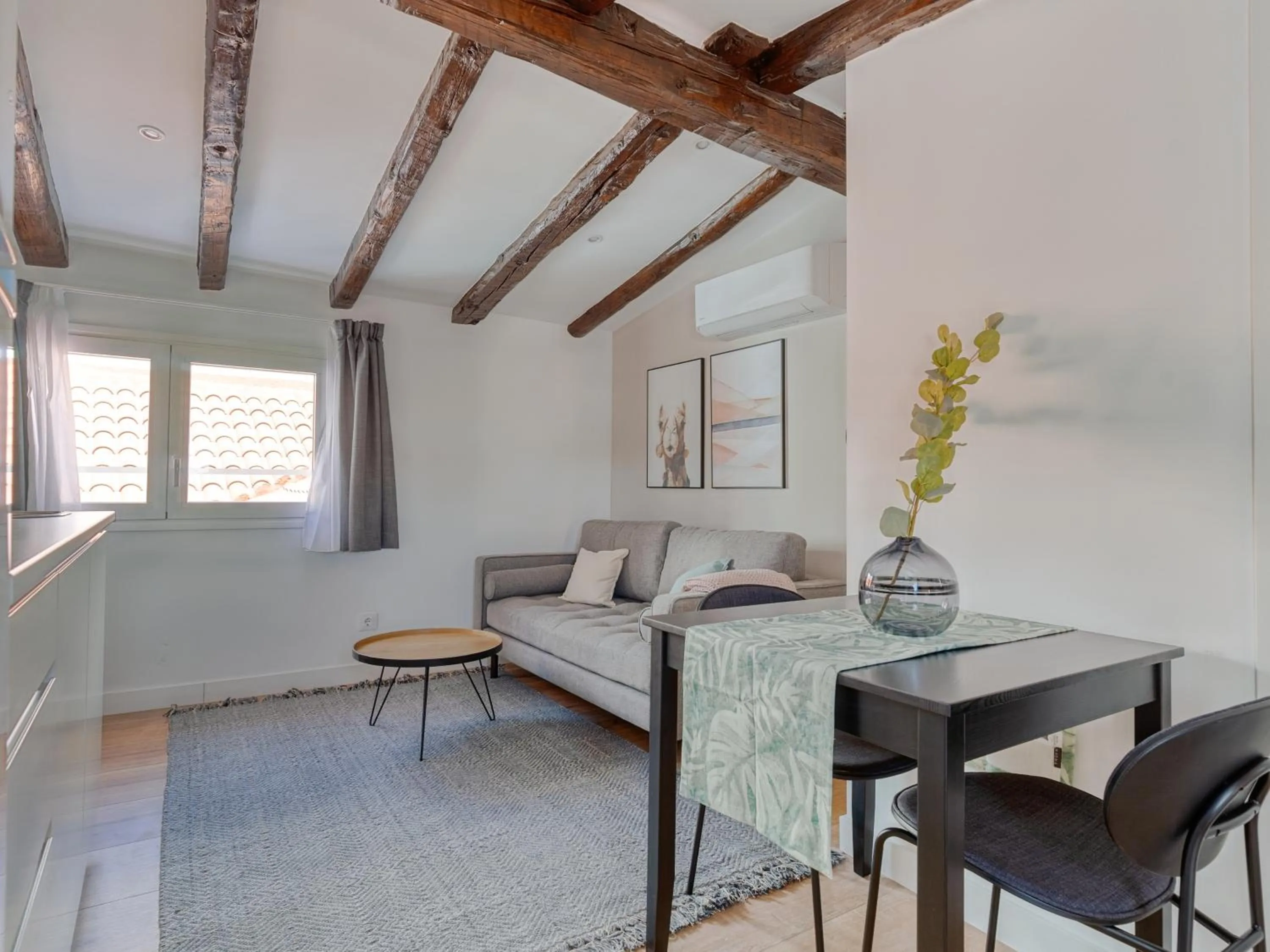 Living room, Bed in Limehome Madrid Calle de Fomento - estancia temporal