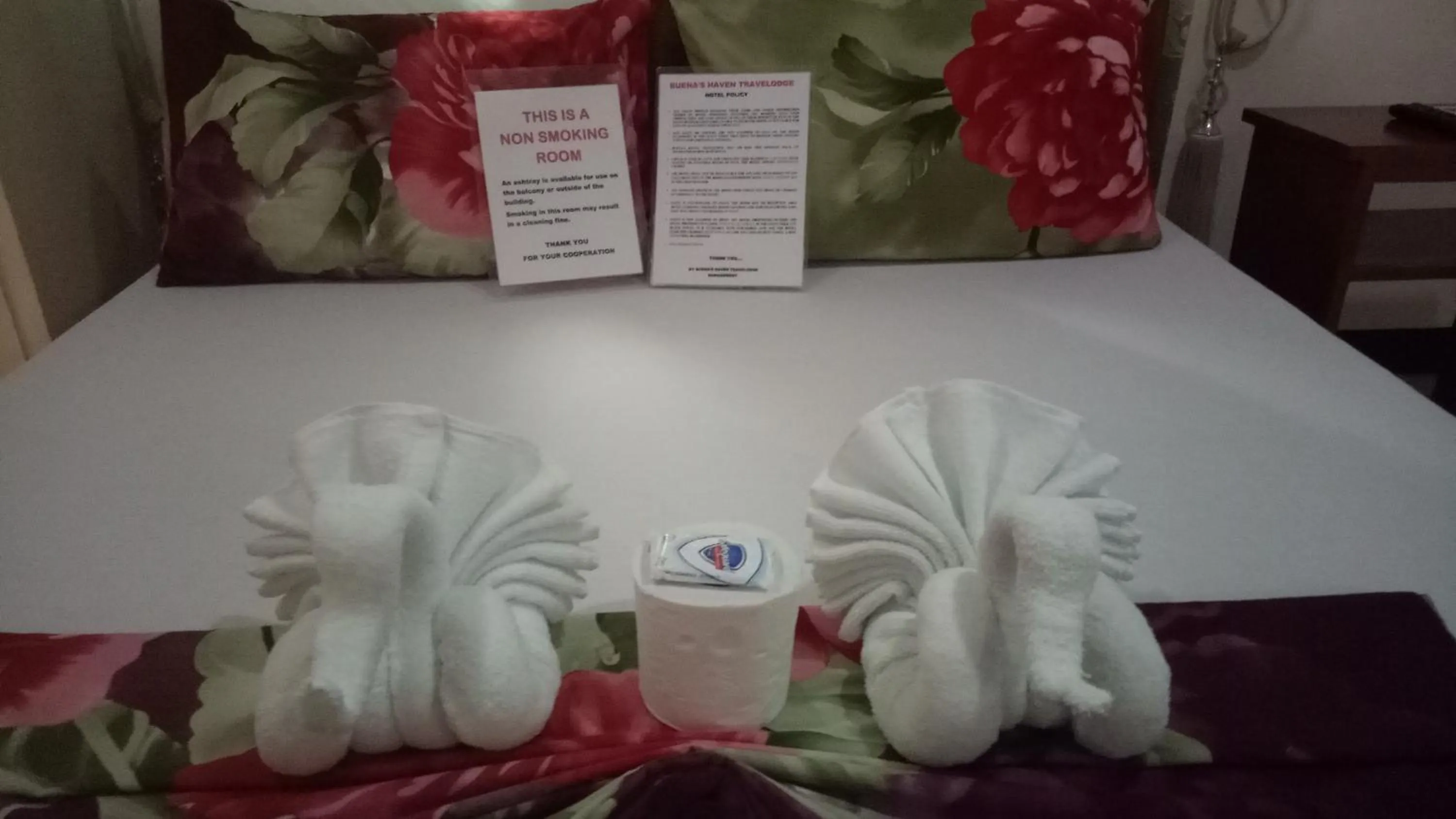 Decorative detail, Bed in Buena's Haven Travelodge