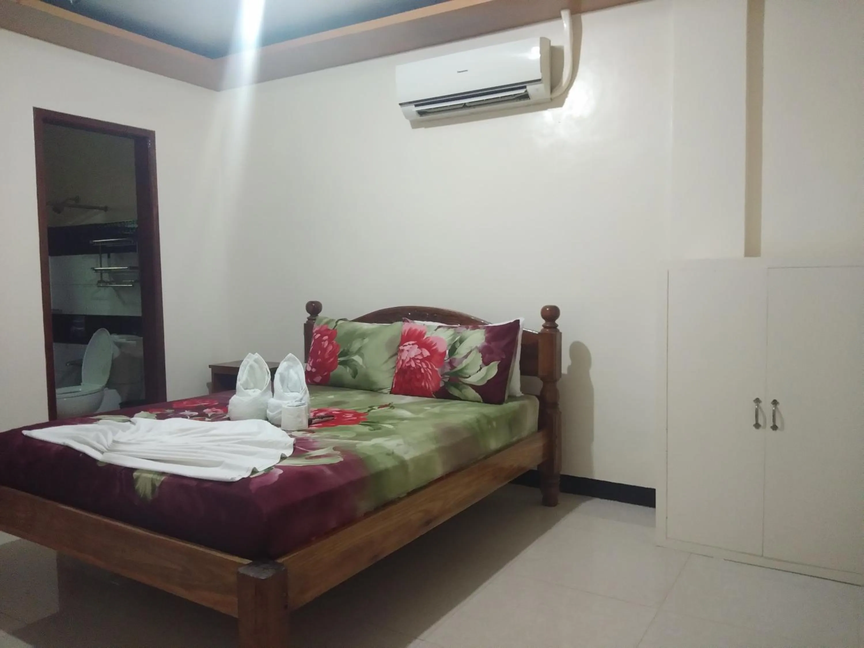 Bed in Buena's Haven Travelodge