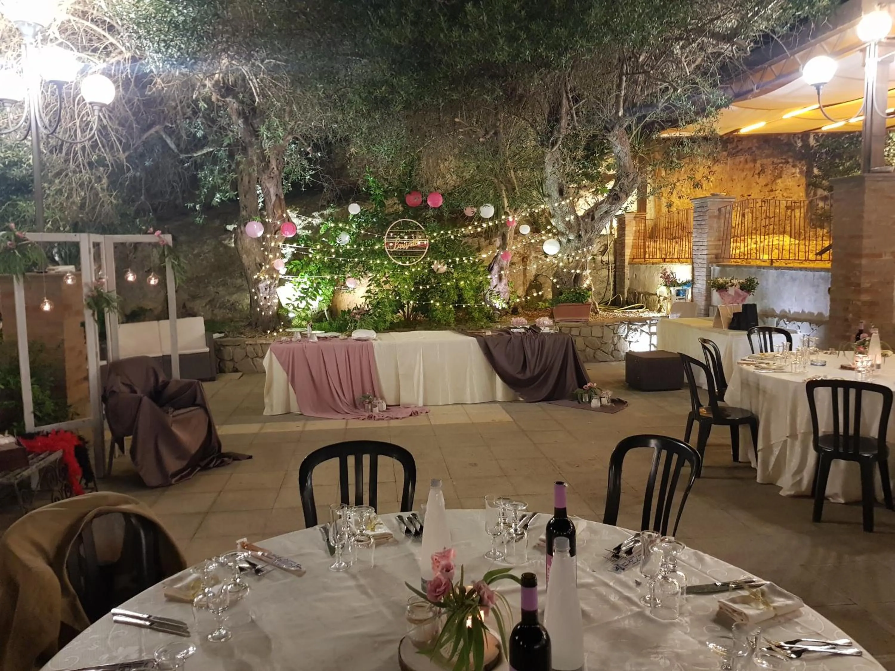 Restaurant/places to eat in Riviera Hotel