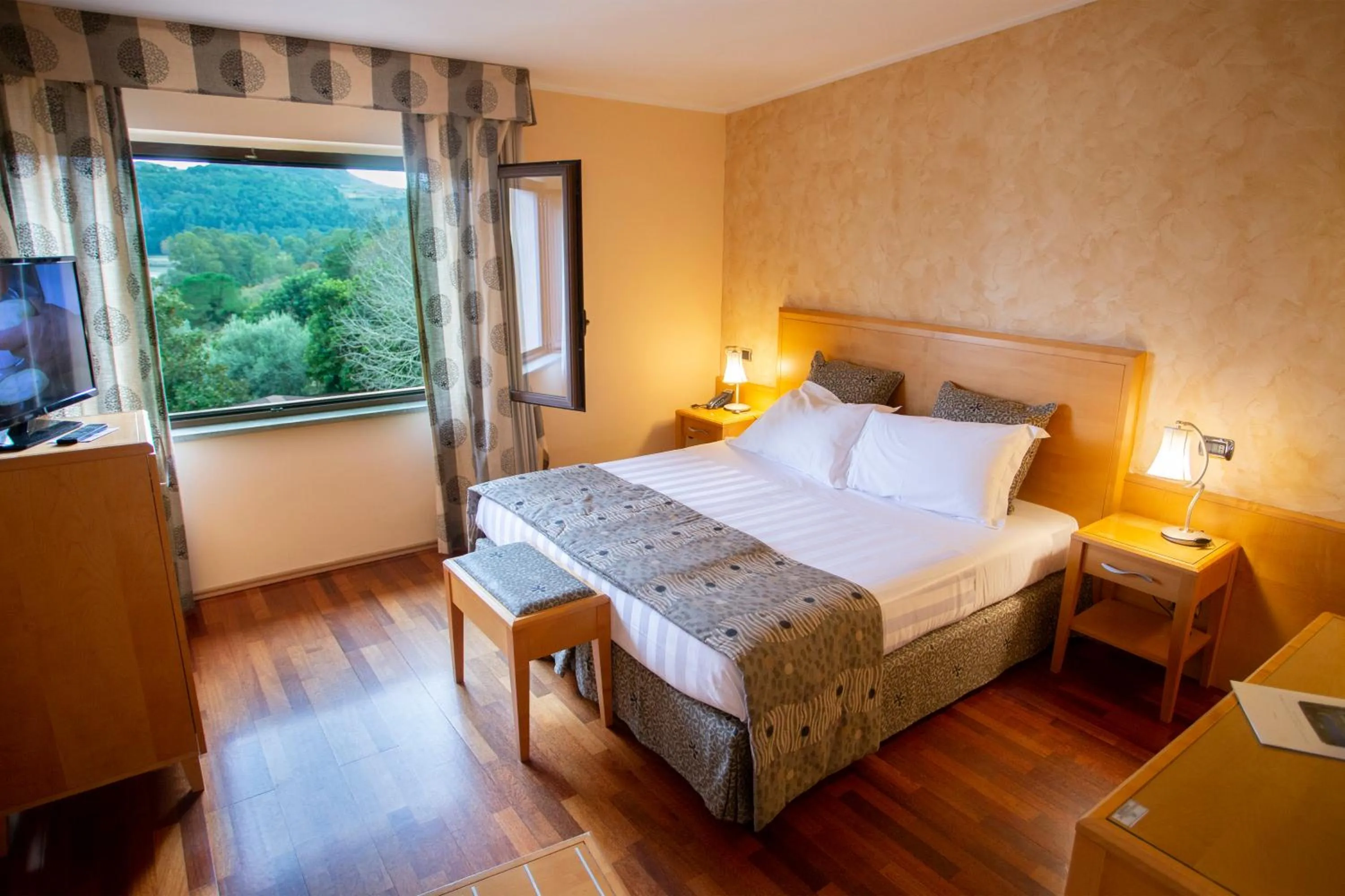 Bedroom, Bed in Riviera Hotel