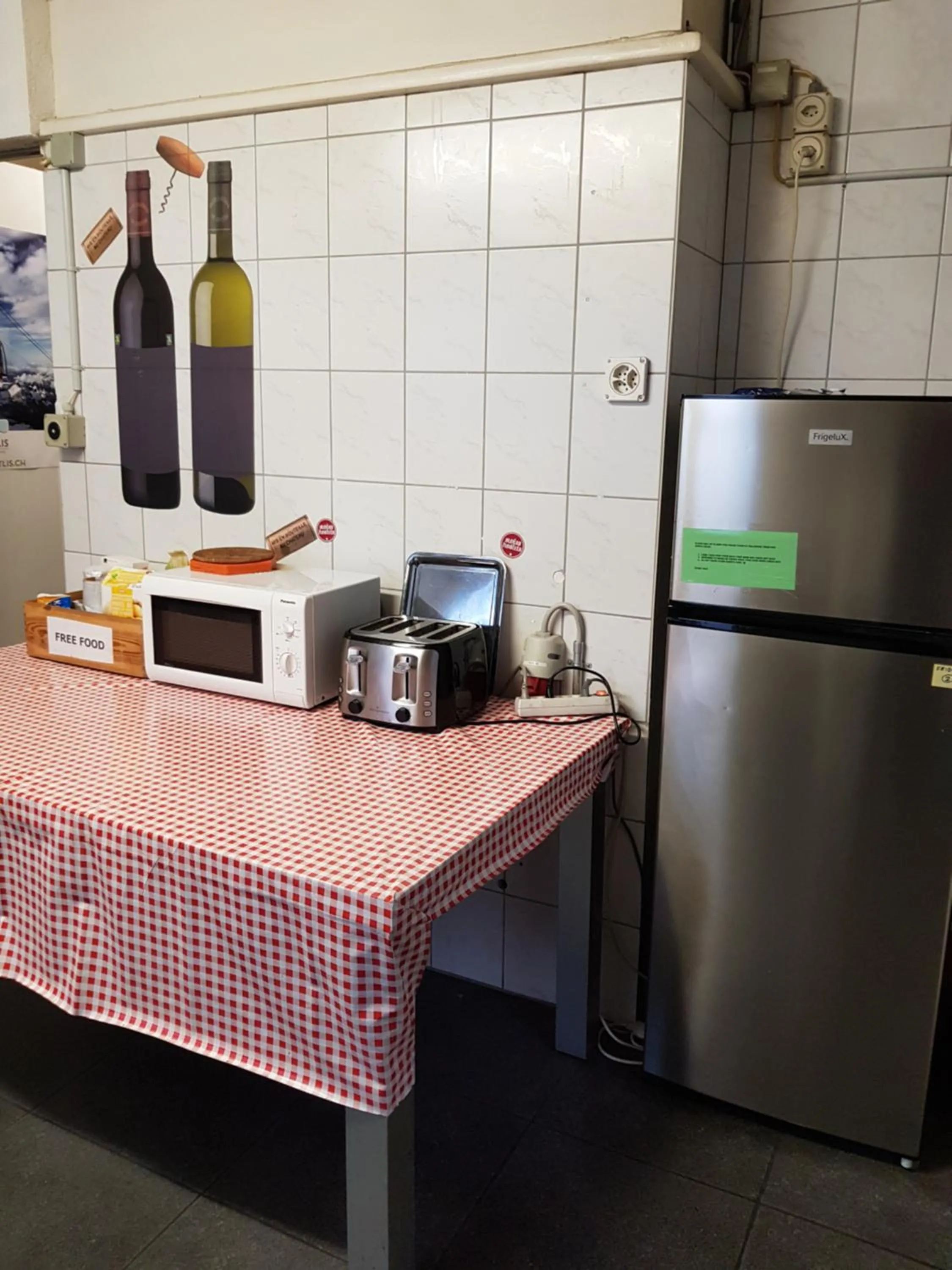 Communal kitchen in Bellpark Hostel