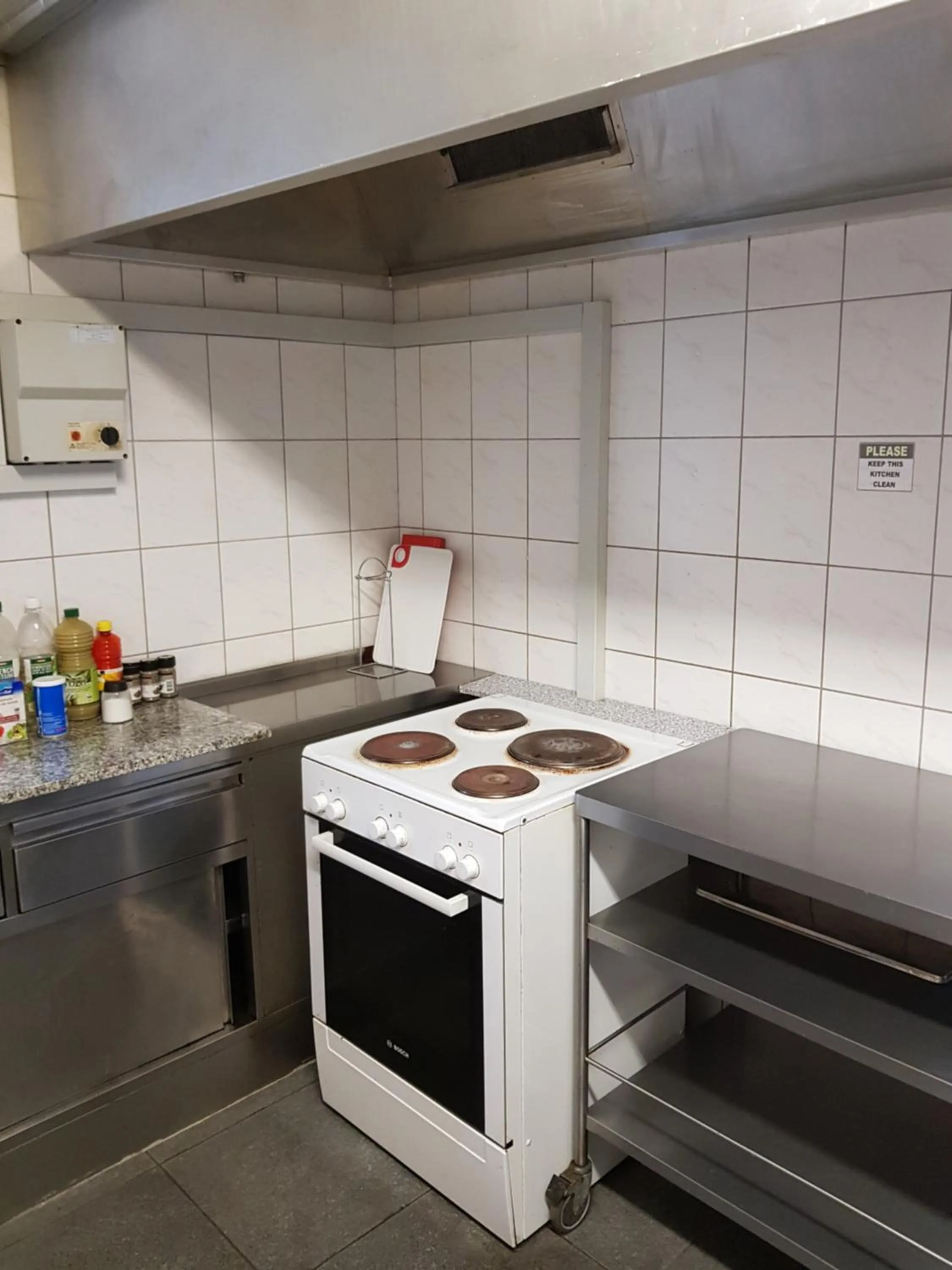 Communal kitchen in Bellpark Hostel