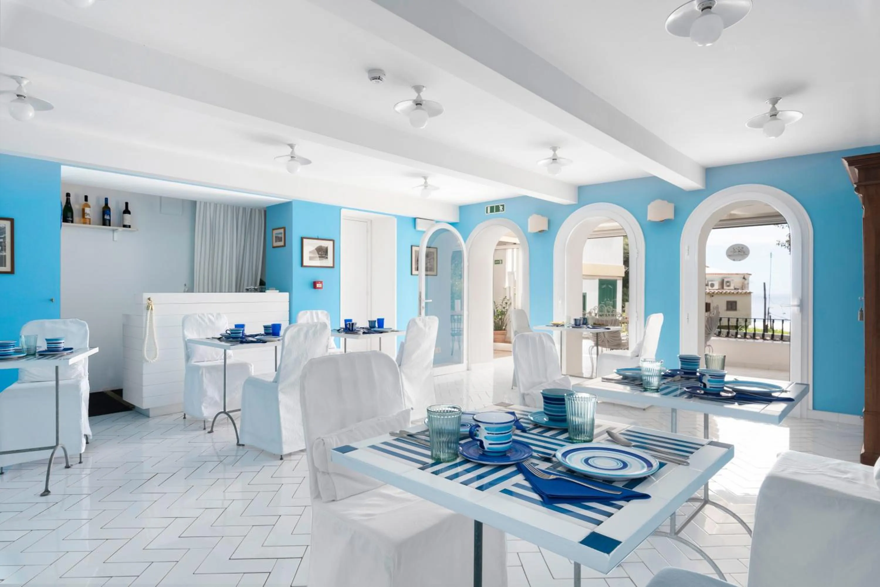 Restaurant/places to eat in Hotel Bougainville