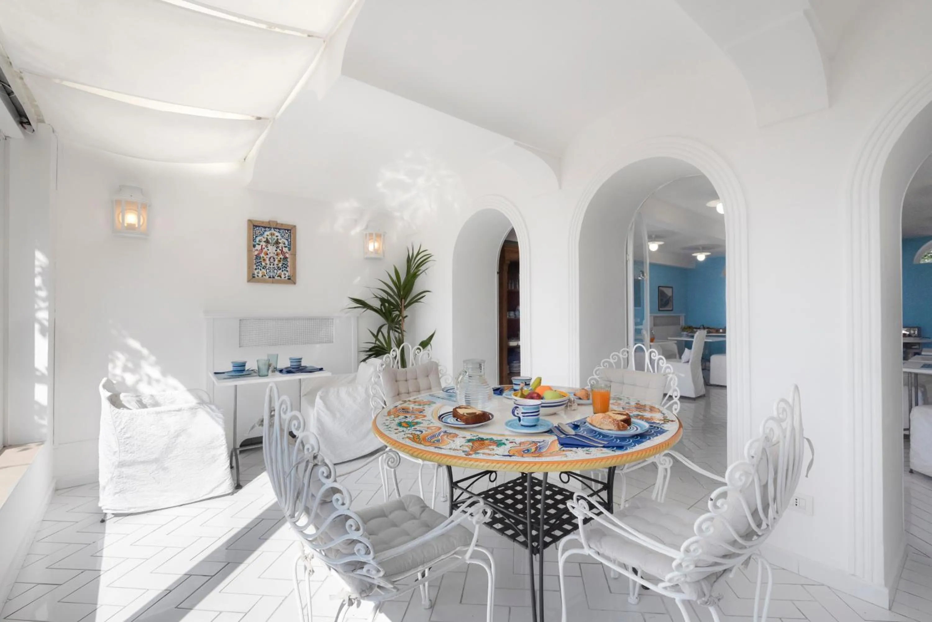 Restaurant/places to eat in Hotel Bougainville