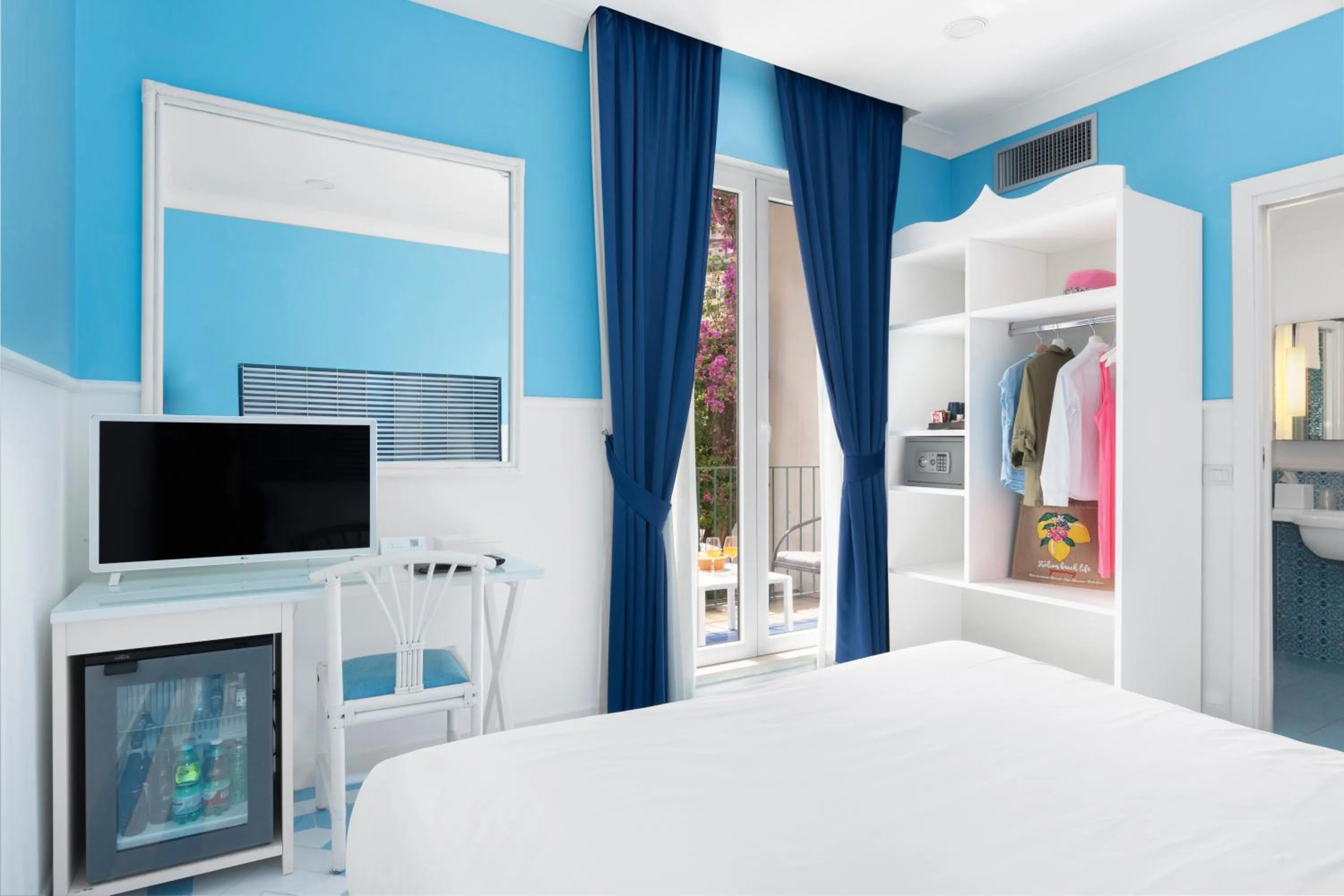 Bedroom, Bed in Hotel Bougainville