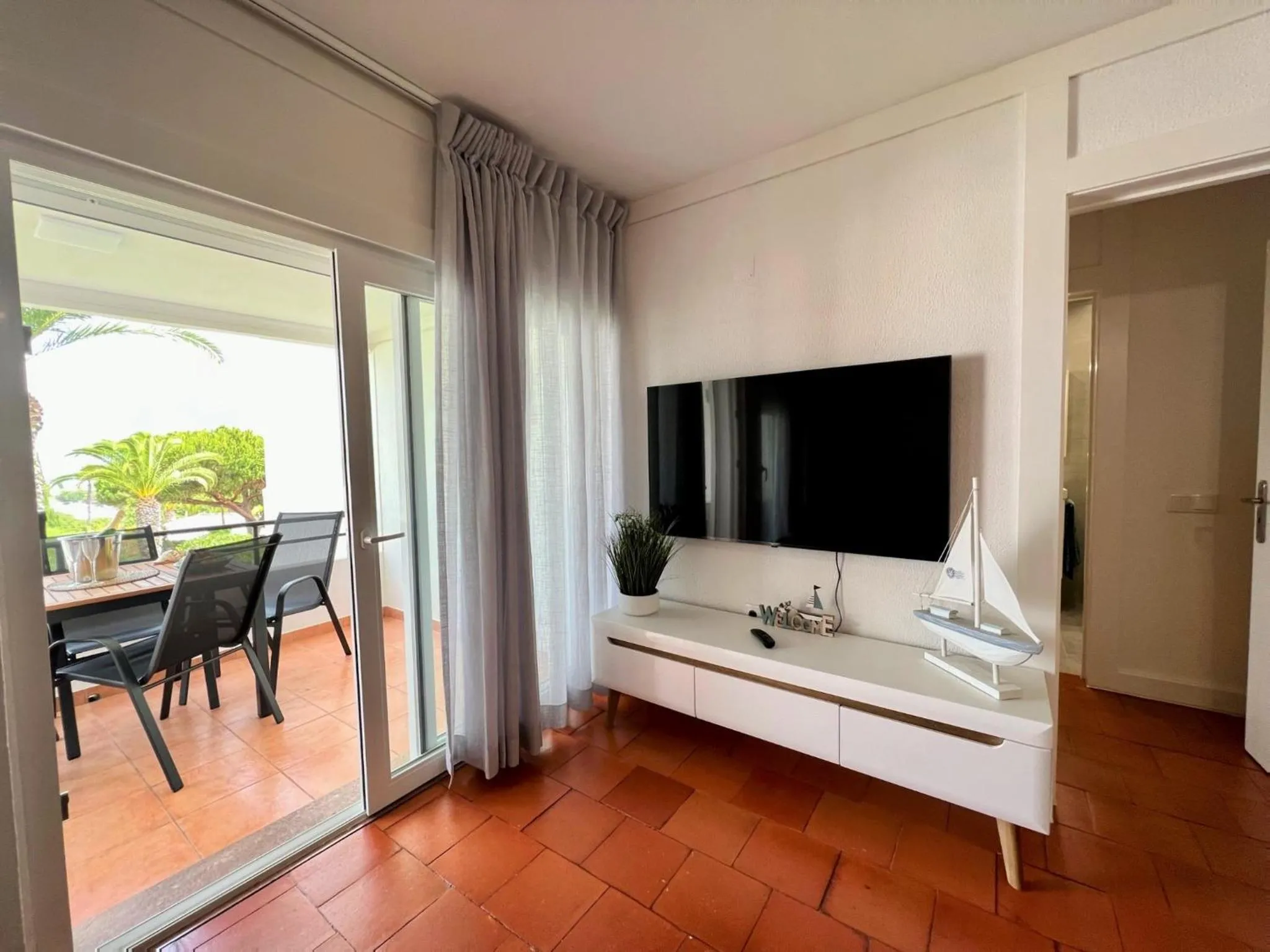 Communal lounge/ TV room in Armação De Pêra Brightness 2 With Pool by Homing