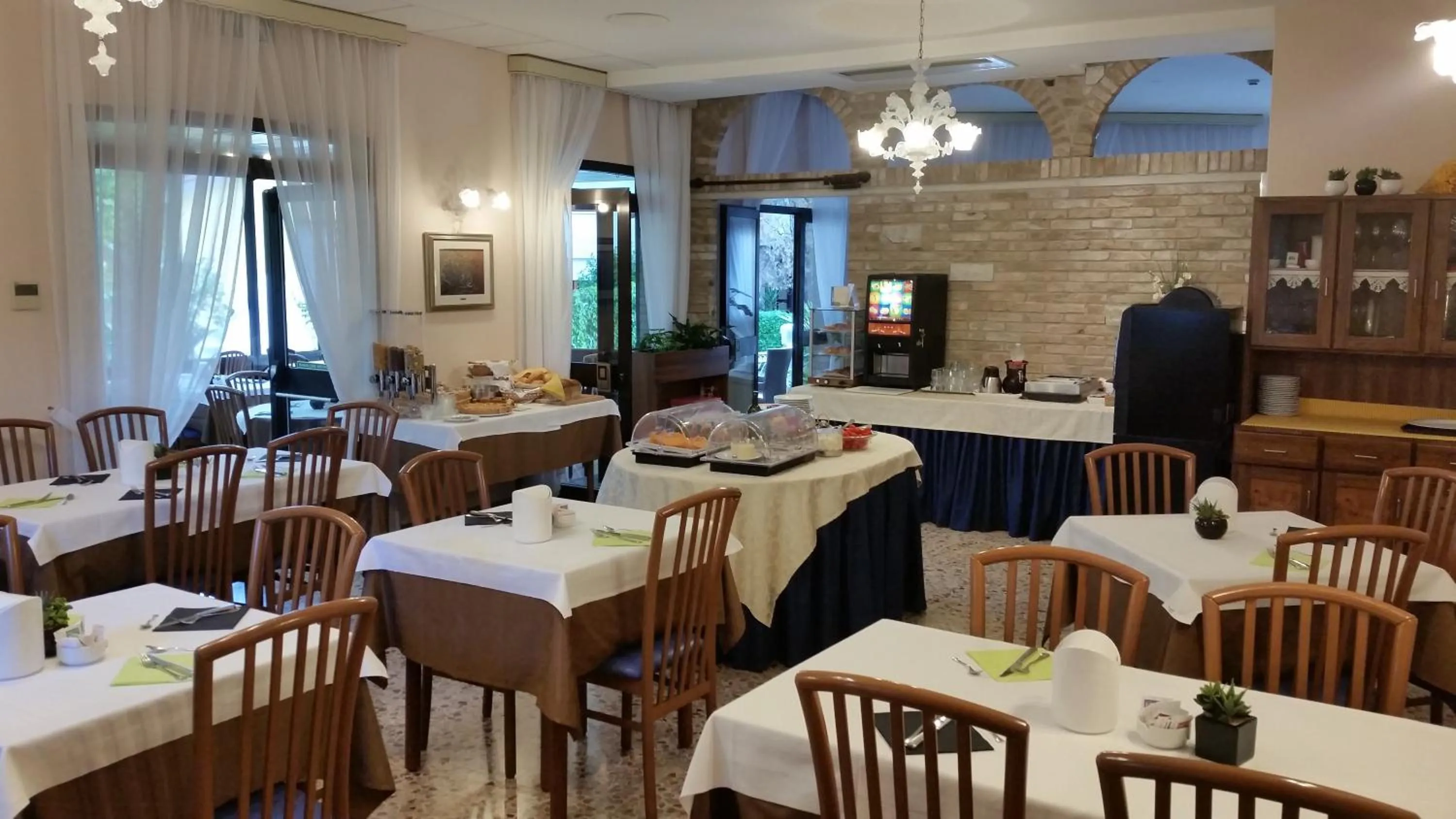 Restaurant/places to eat in Hotel Acapulco