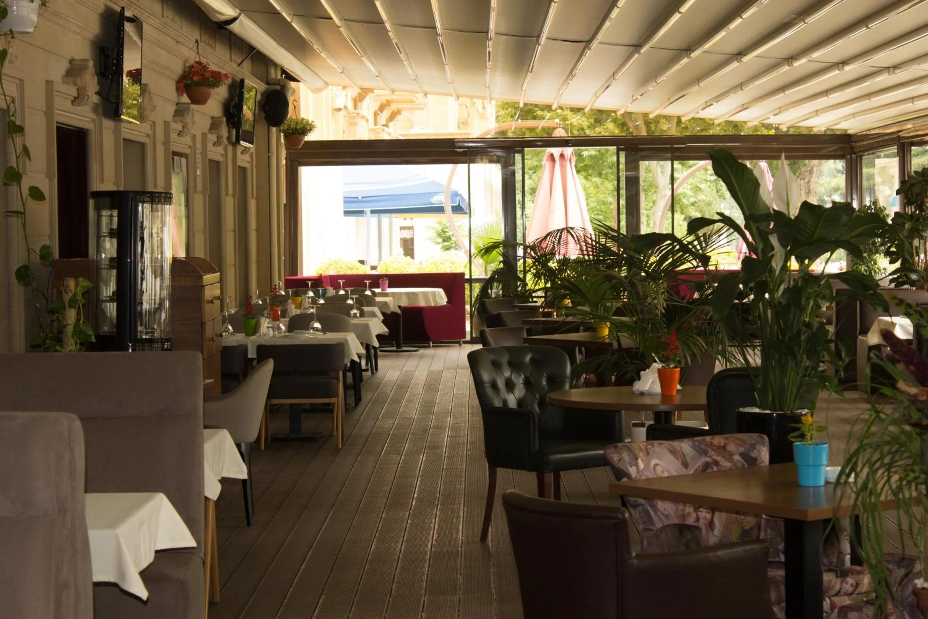 Restaurant/places to eat in Vego Hotel