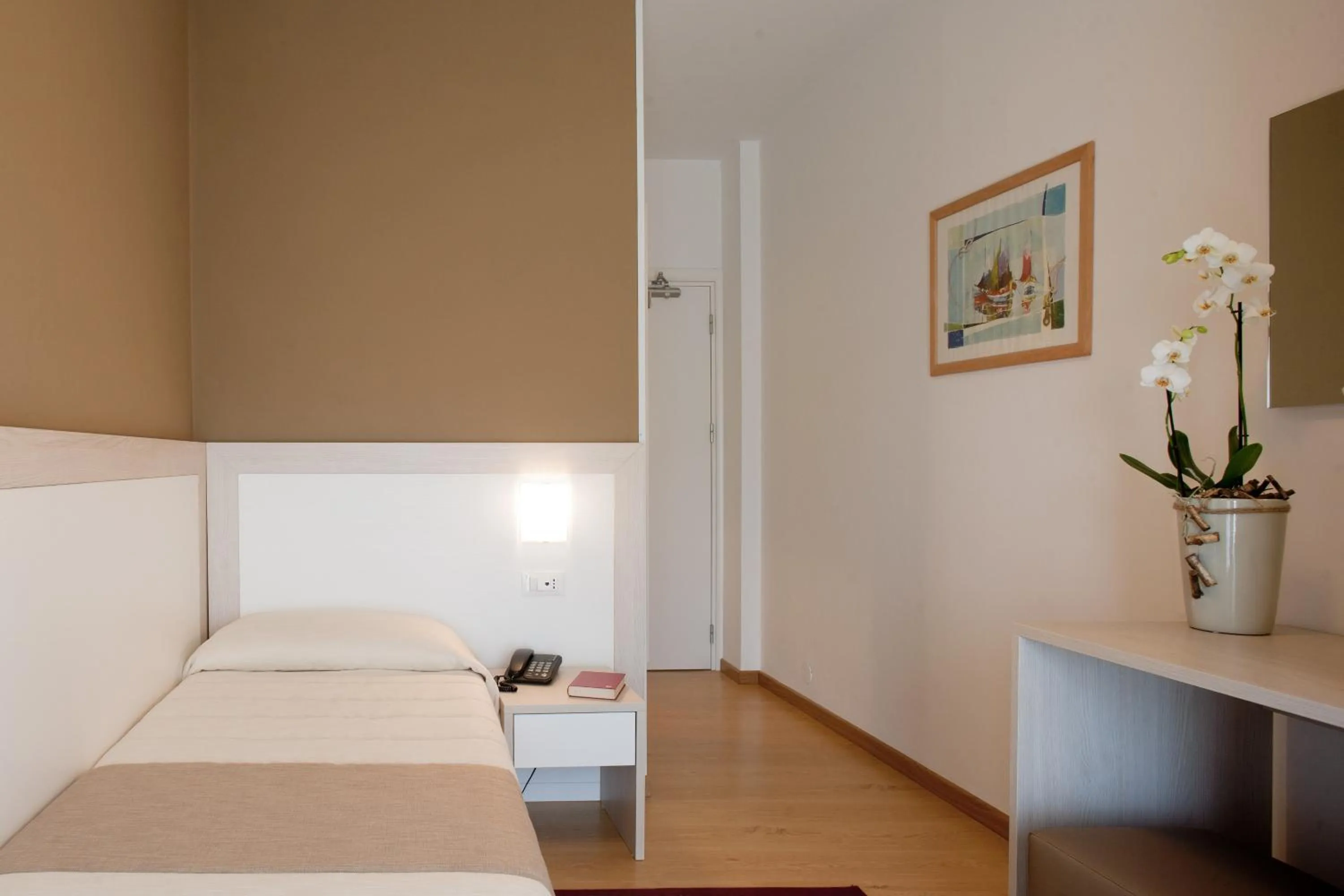 Photo of the whole room, Bed in Hotel Canarie