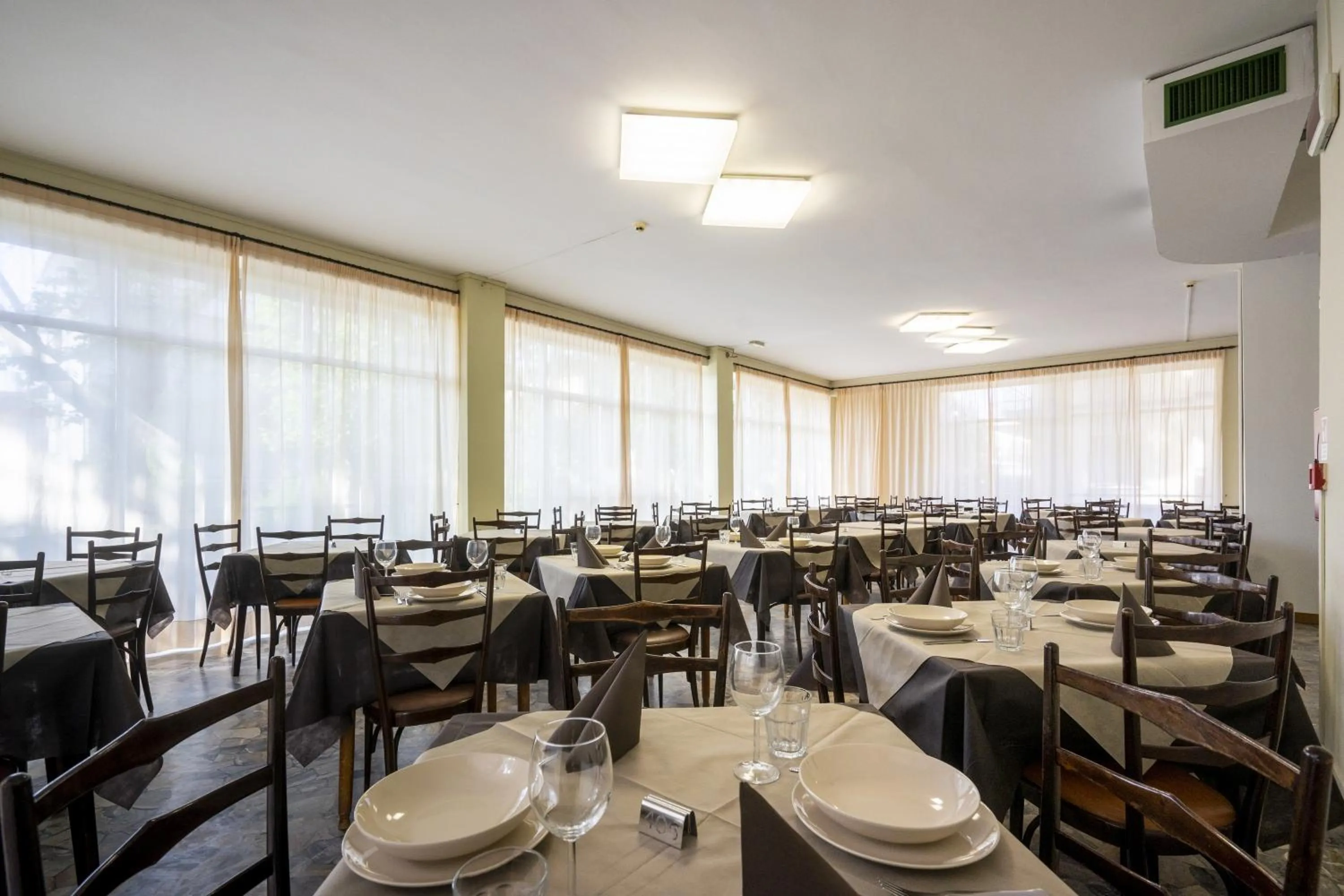 Restaurant/places to eat in Hotel Mamy