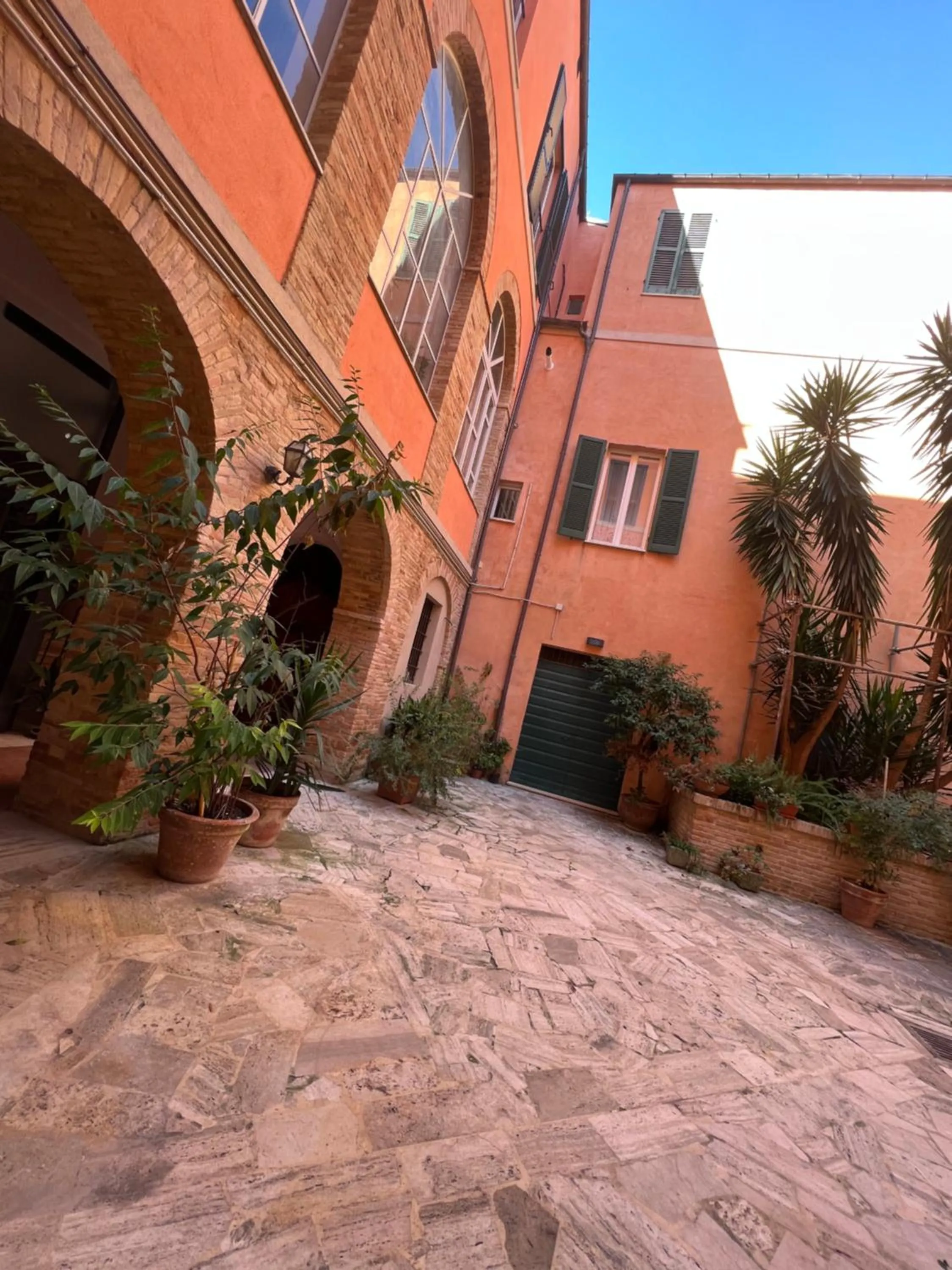 Inner courtyard view in B&B letterario Palazzo Pistocchi