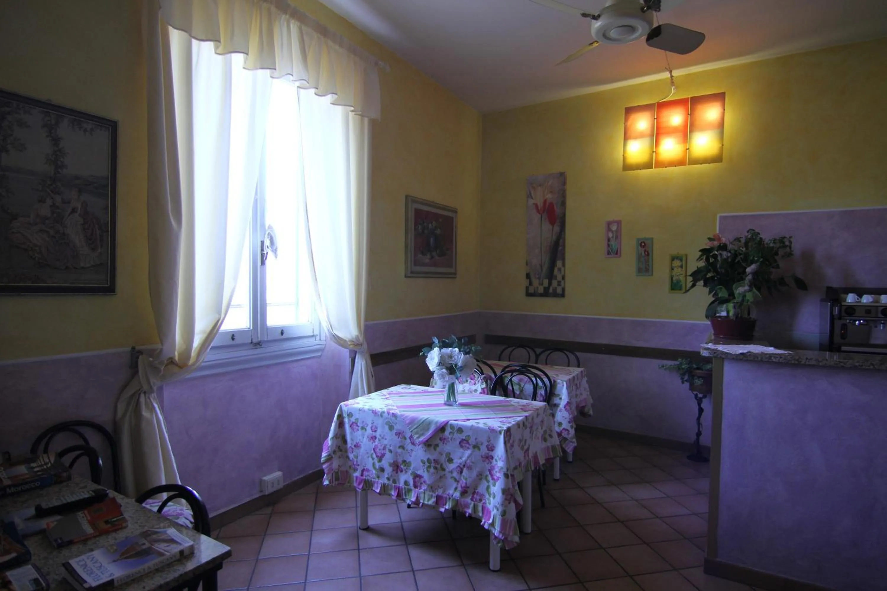 Communal lounge/ TV room in Hotel Cordova