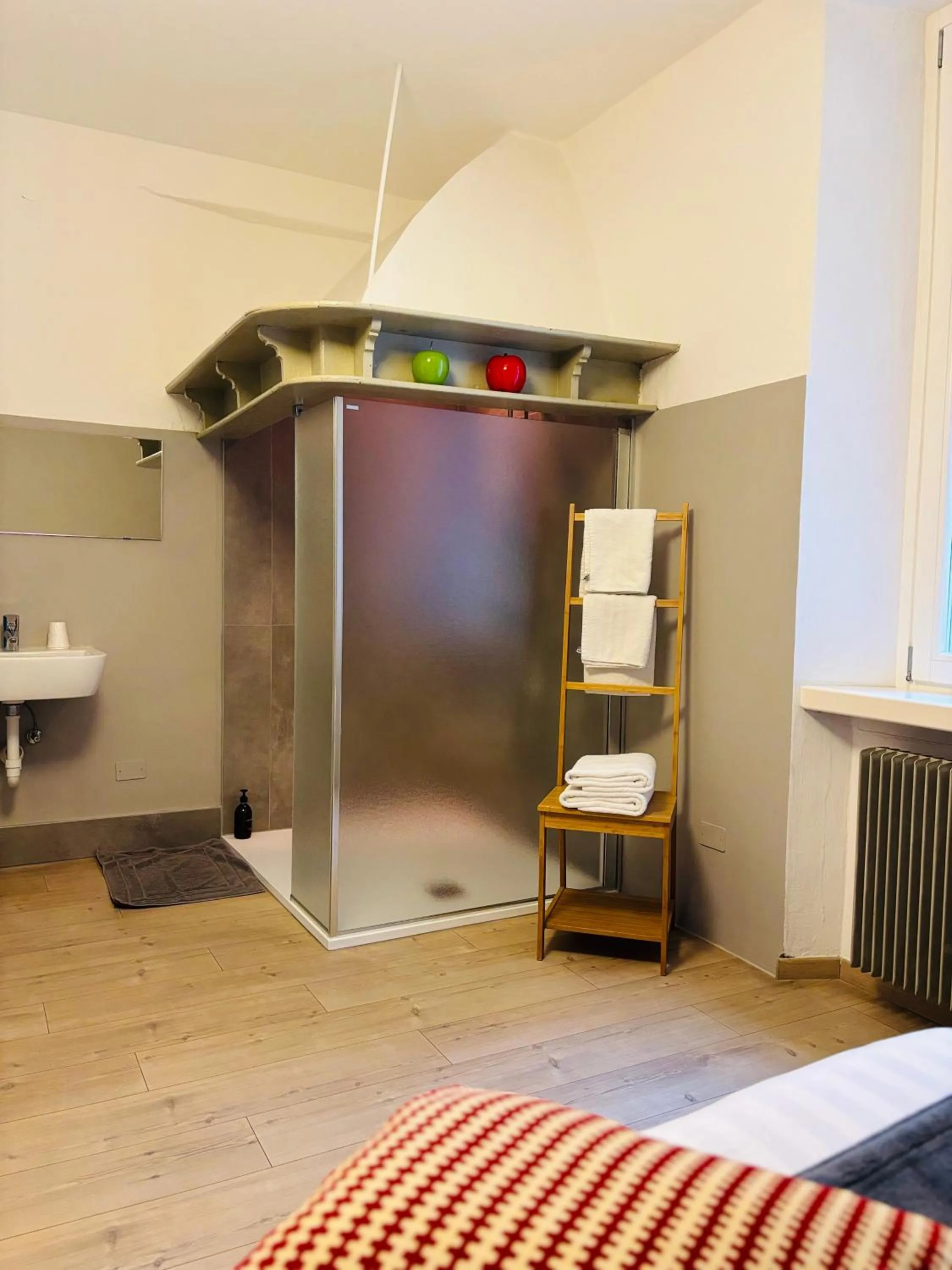 Shower, Bed in Al Cavour 34