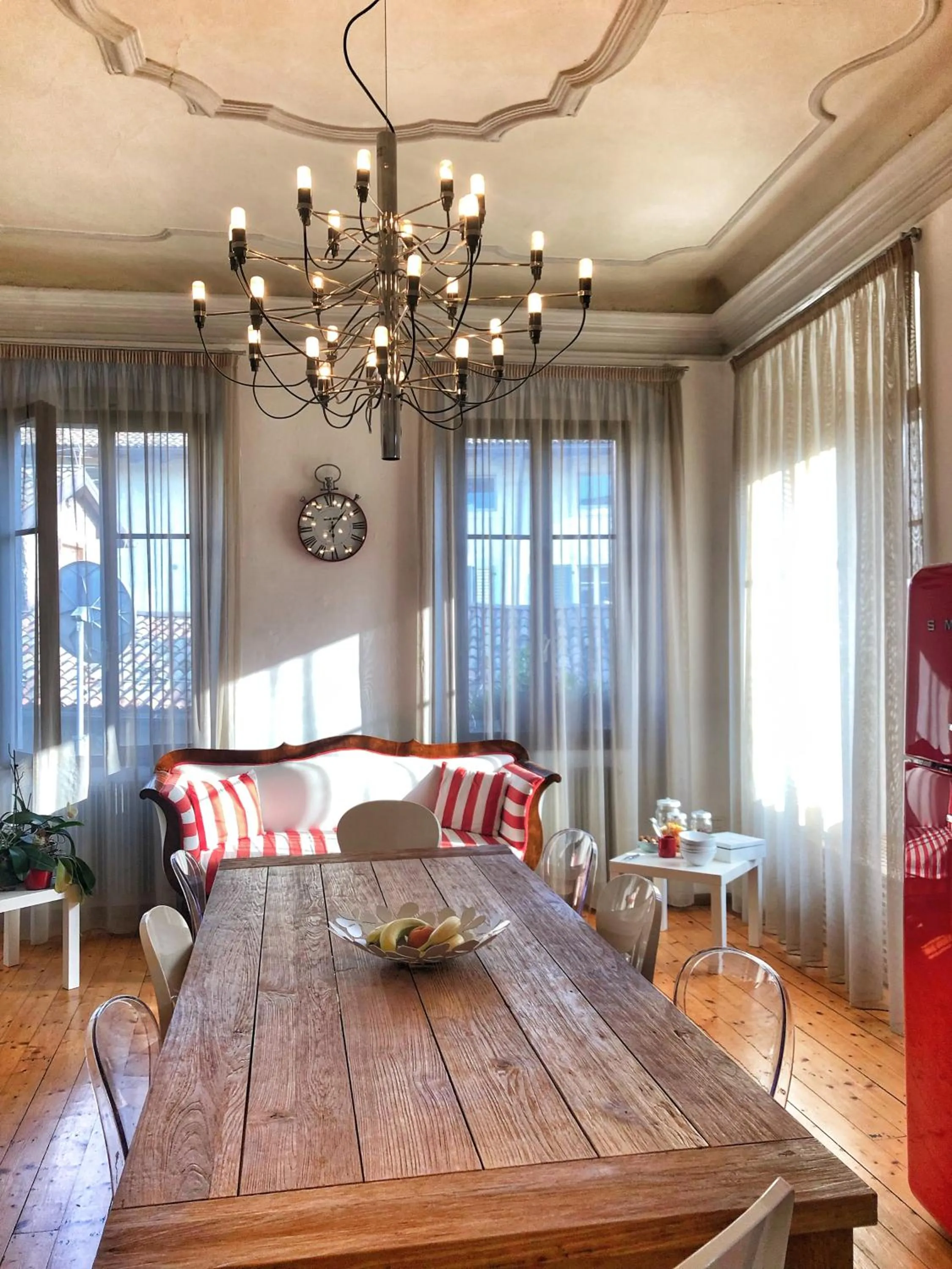 Decorative detail in Al Cavour 34