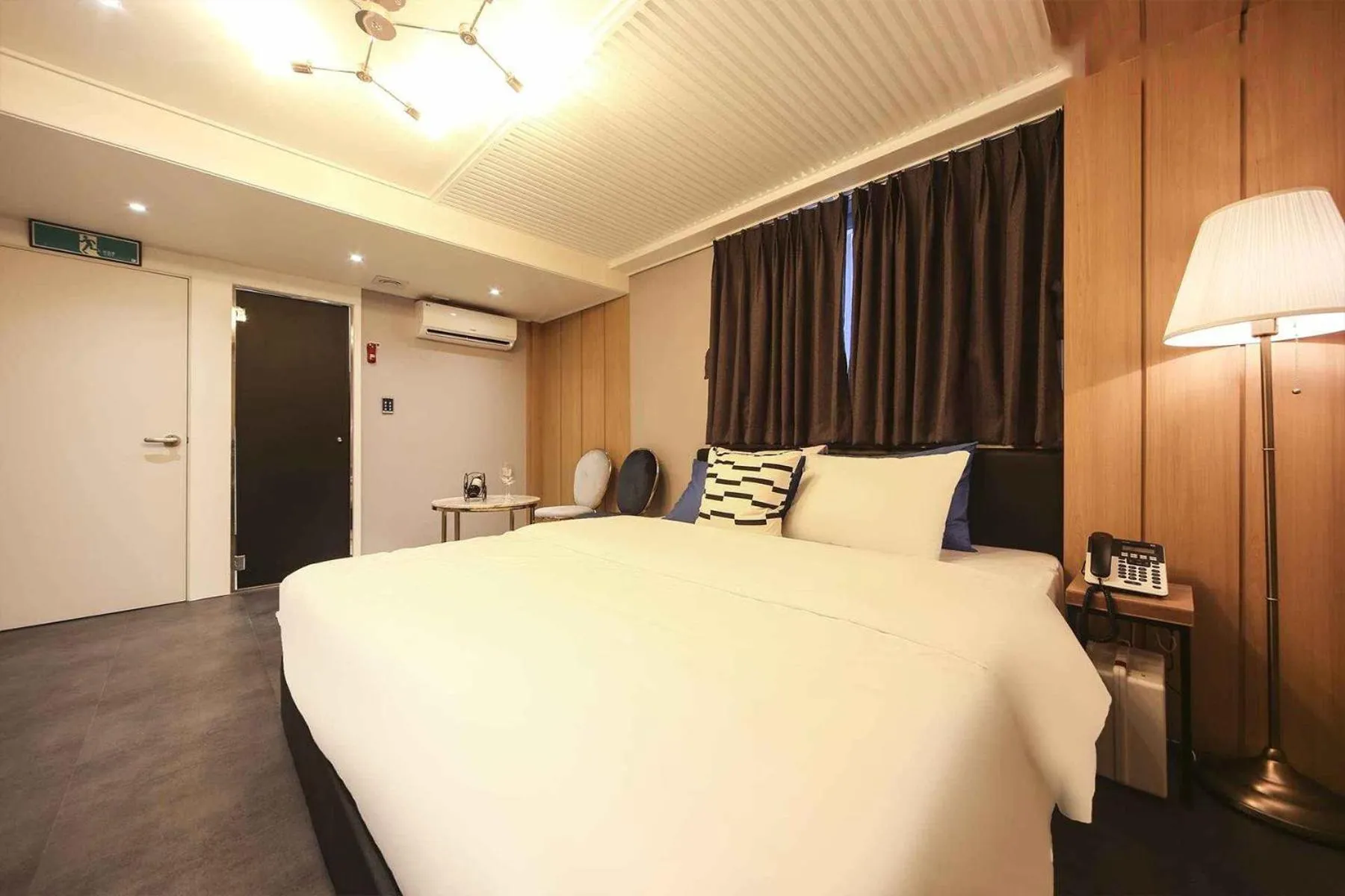 Photo of the whole room, Bed in Bay 202 Hotel