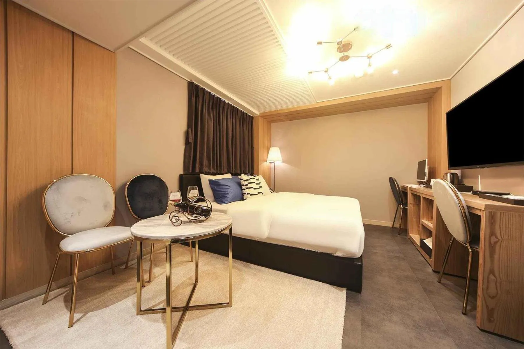 Photo of the whole room, Bed in Bay 202 Hotel