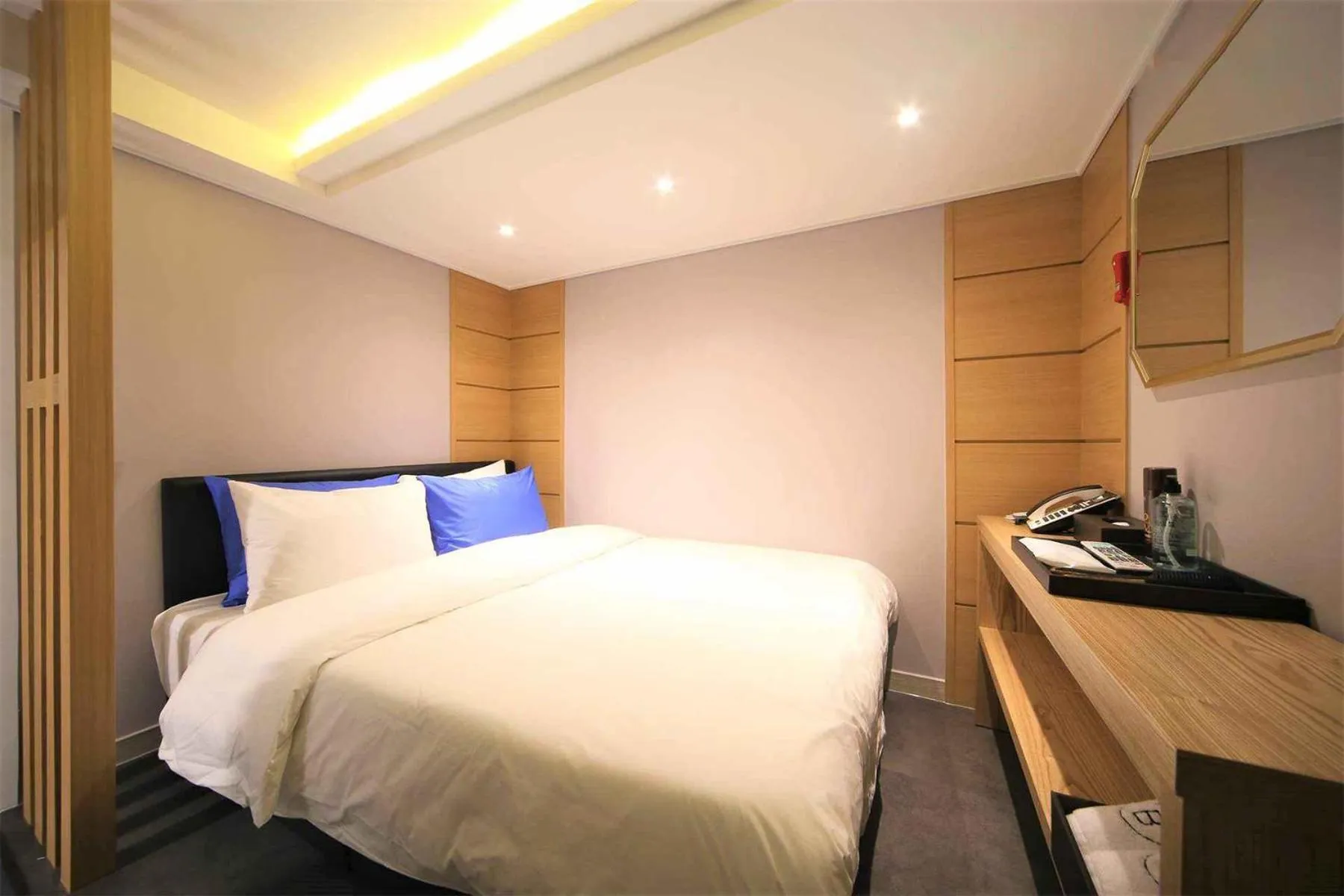 Photo of the whole room, Bed in Bay 202 Hotel