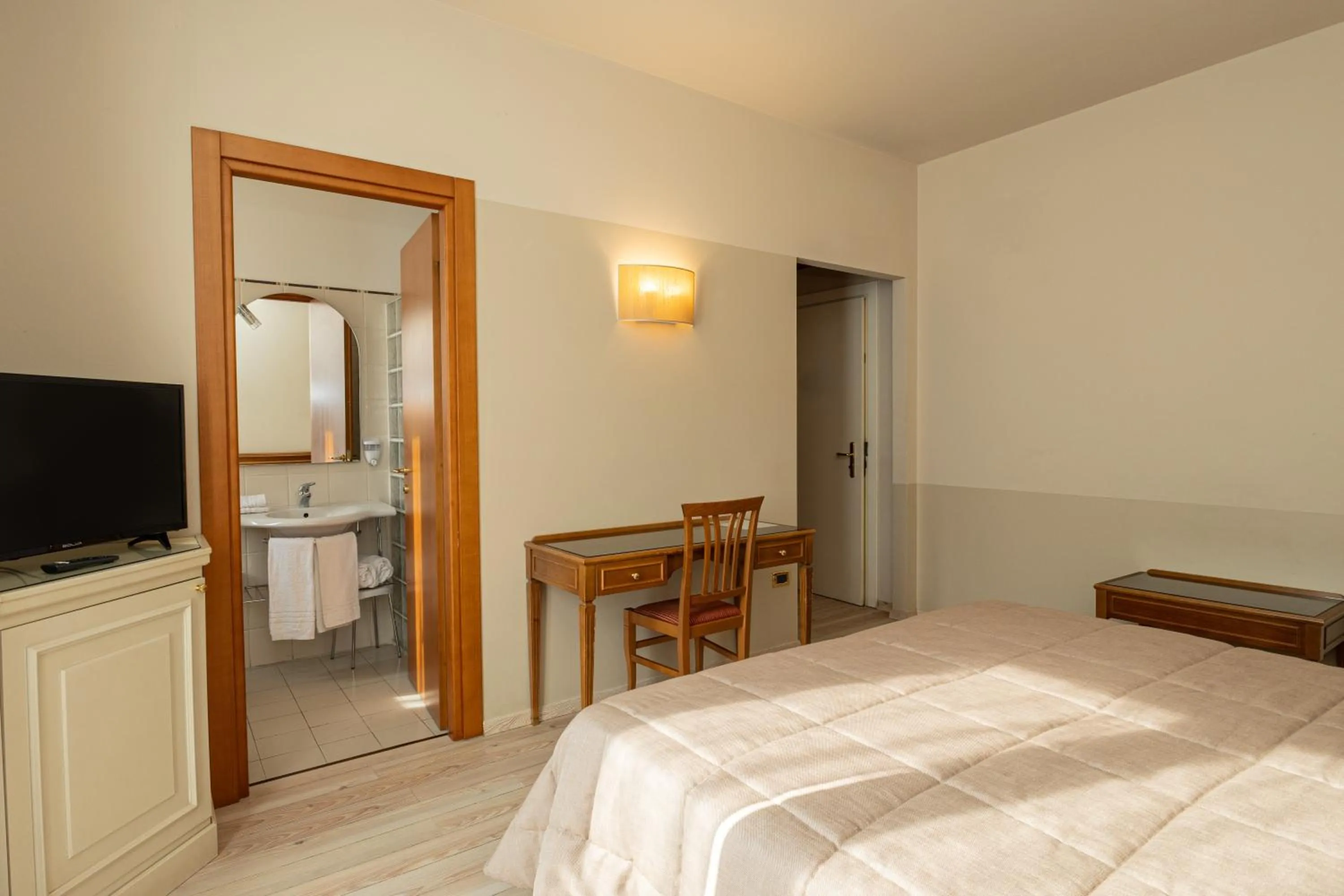 Photo of the whole room, Bed in Hotel Valentino