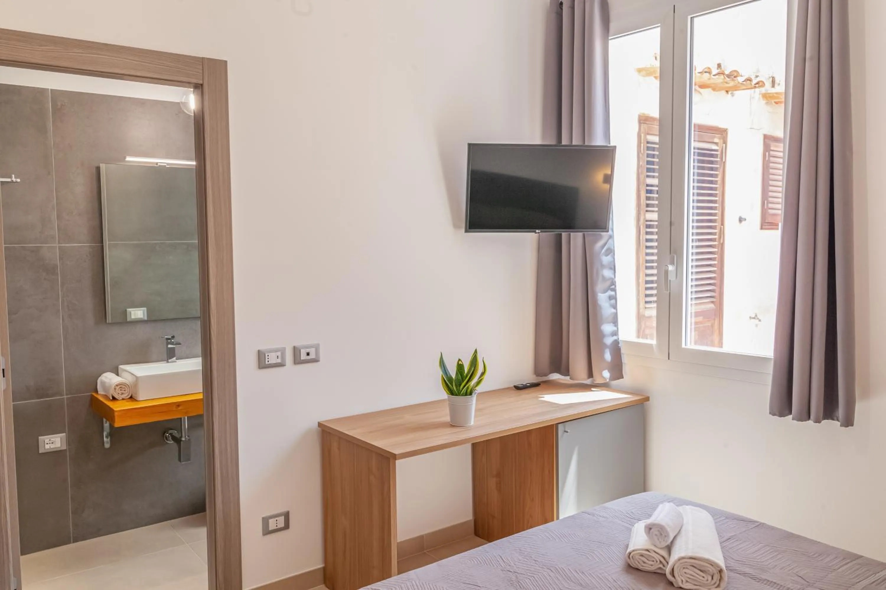 Bathroom, Bed in Isgrò Rooms