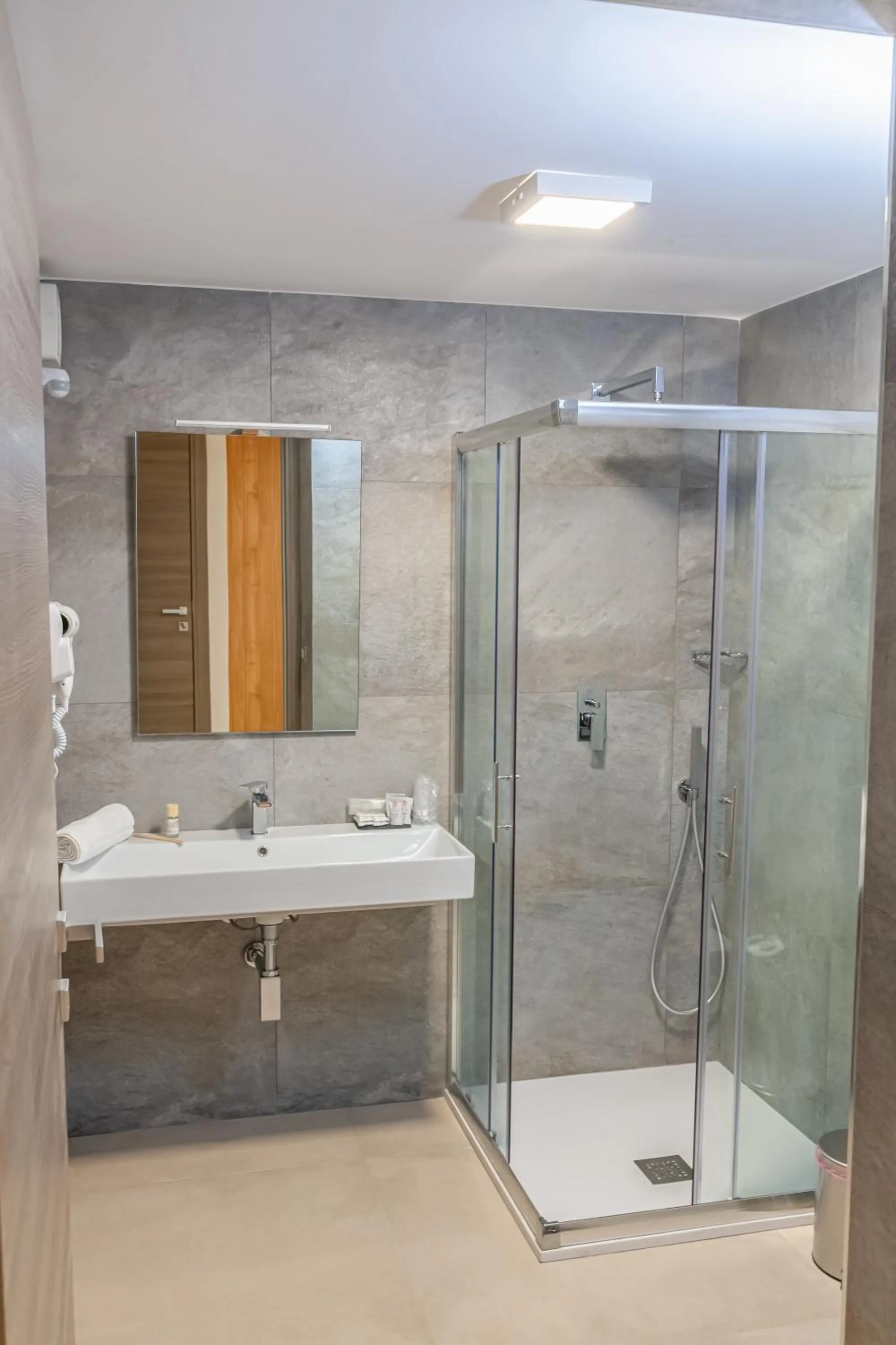 Shower in Isgrò Rooms