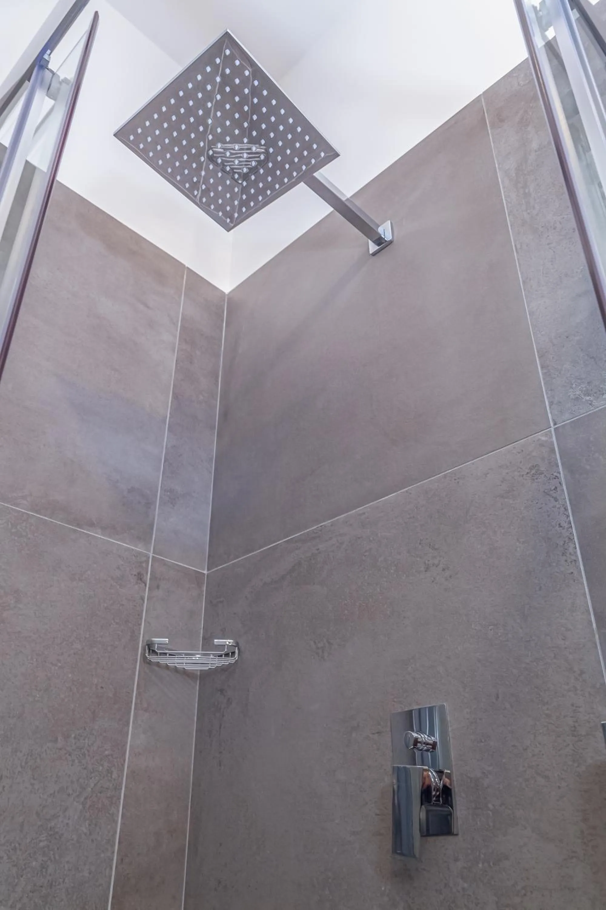 Shower in Isgrò Rooms