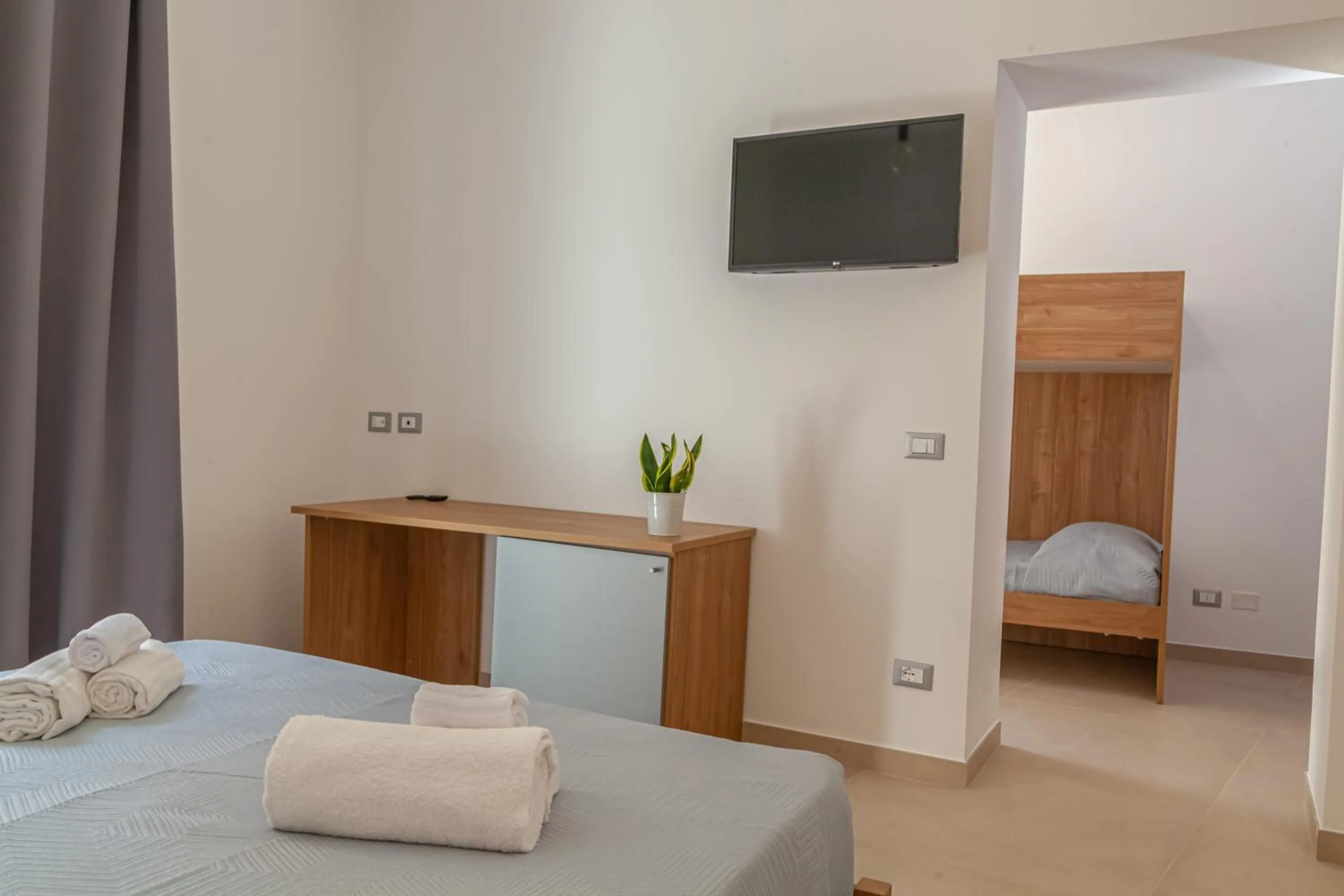 Photo of the whole room, Bed in Isgrò Rooms