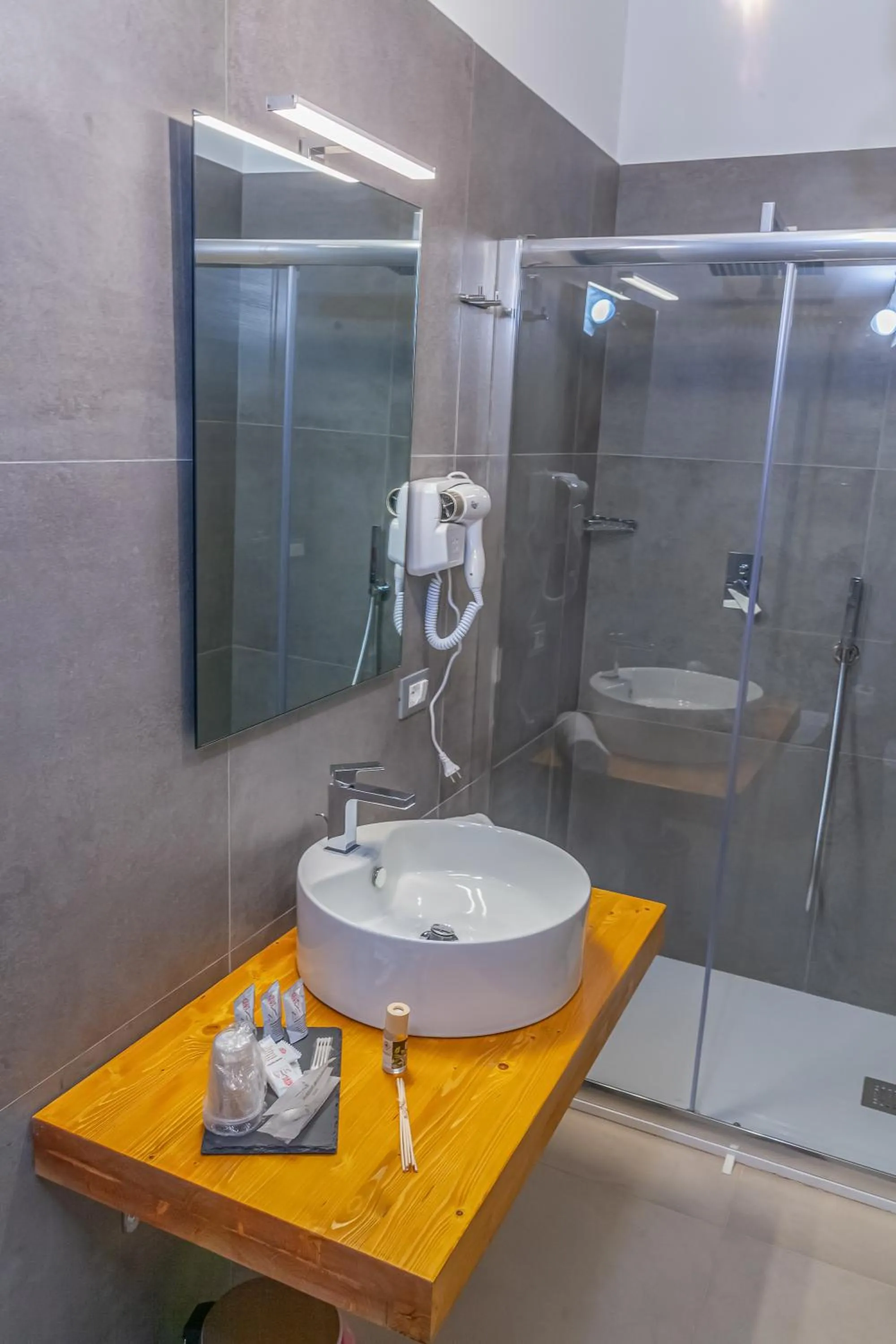 Shower in Isgrò Rooms