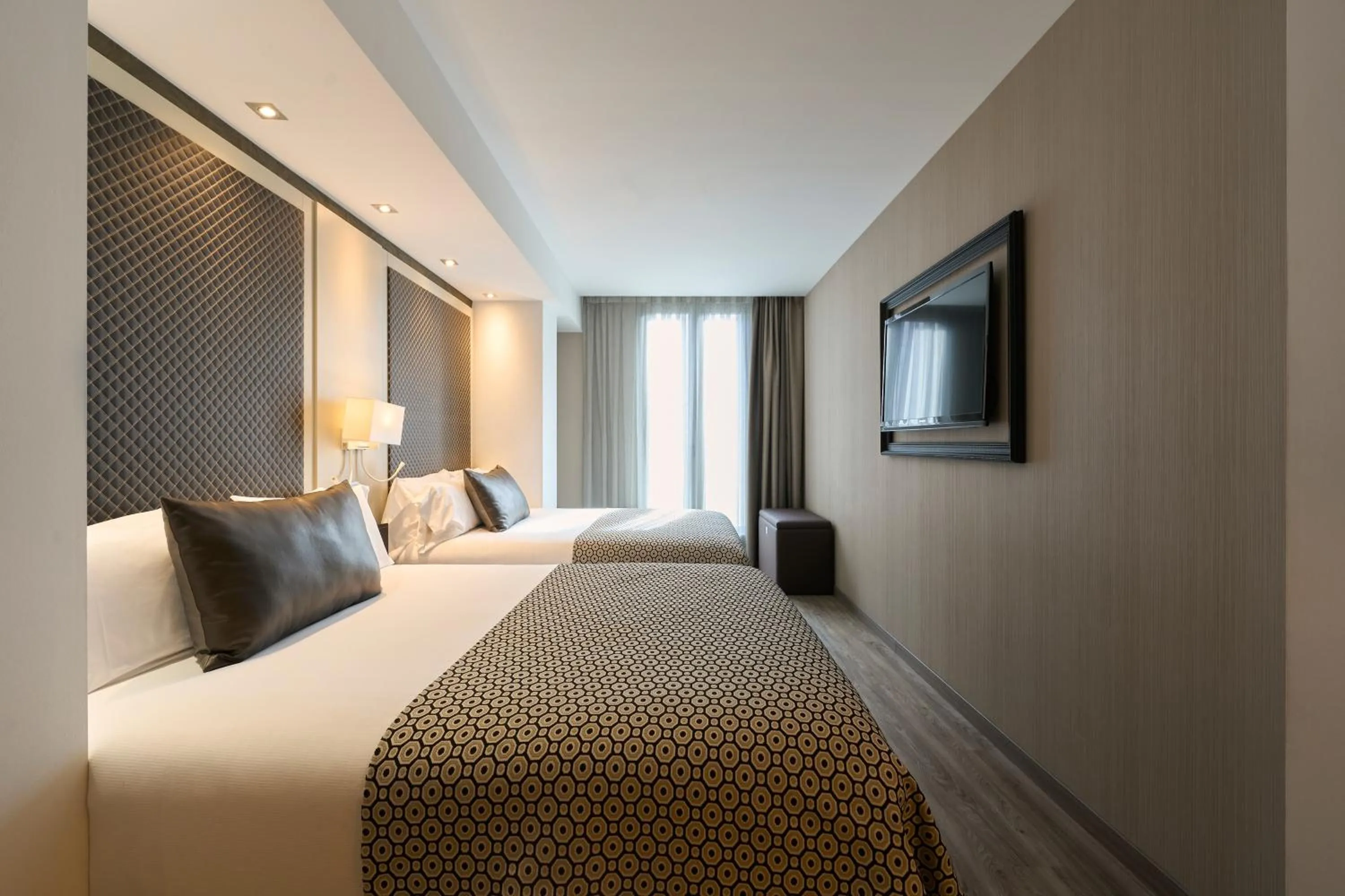 Bed in Catalonia Square 4* Sup