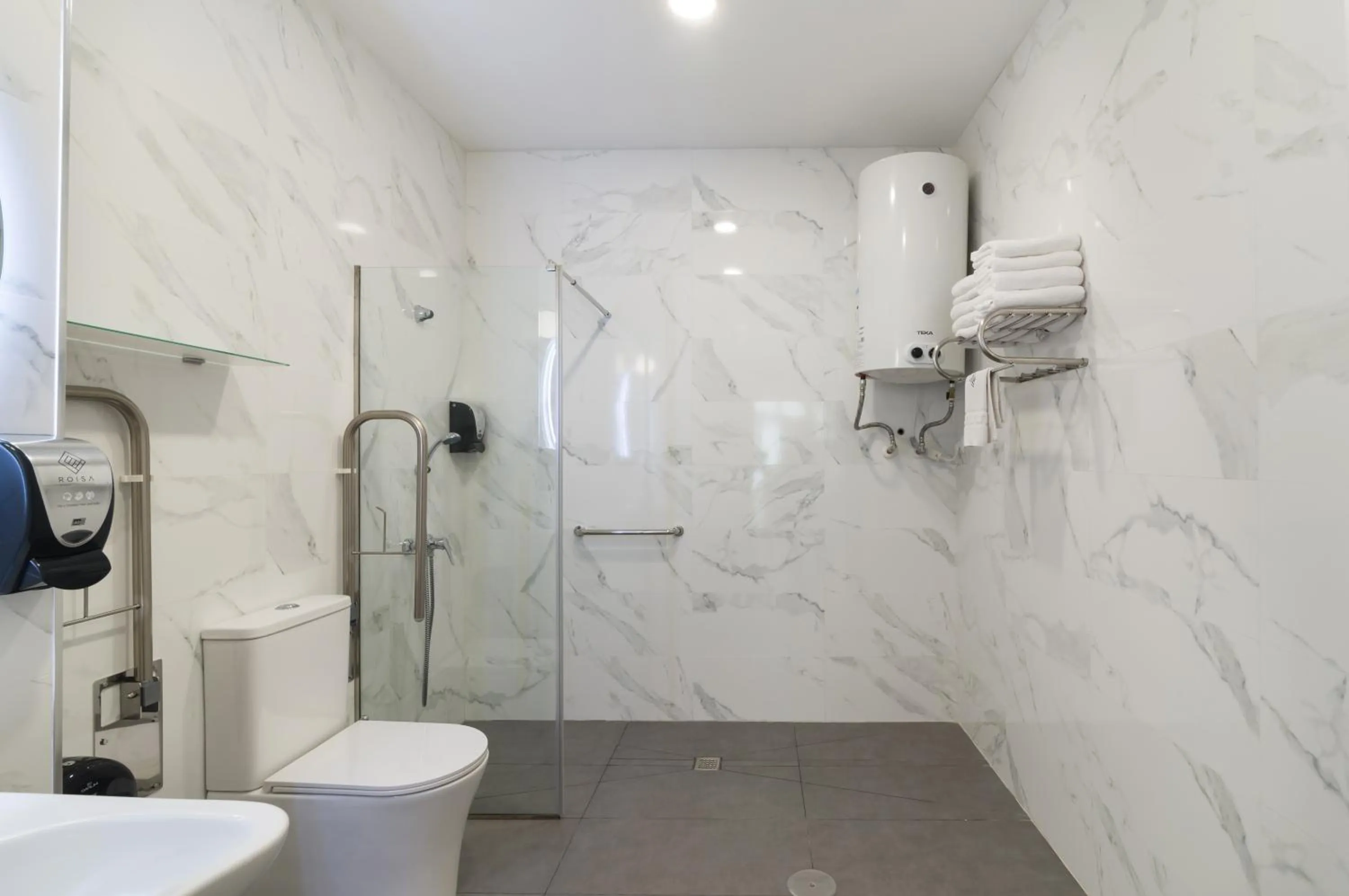 Shower in Roisa Centro