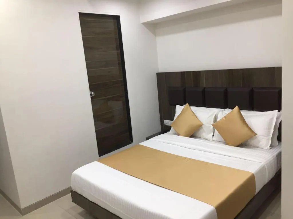 Bed in THE BEST HOTEL MUMBAI