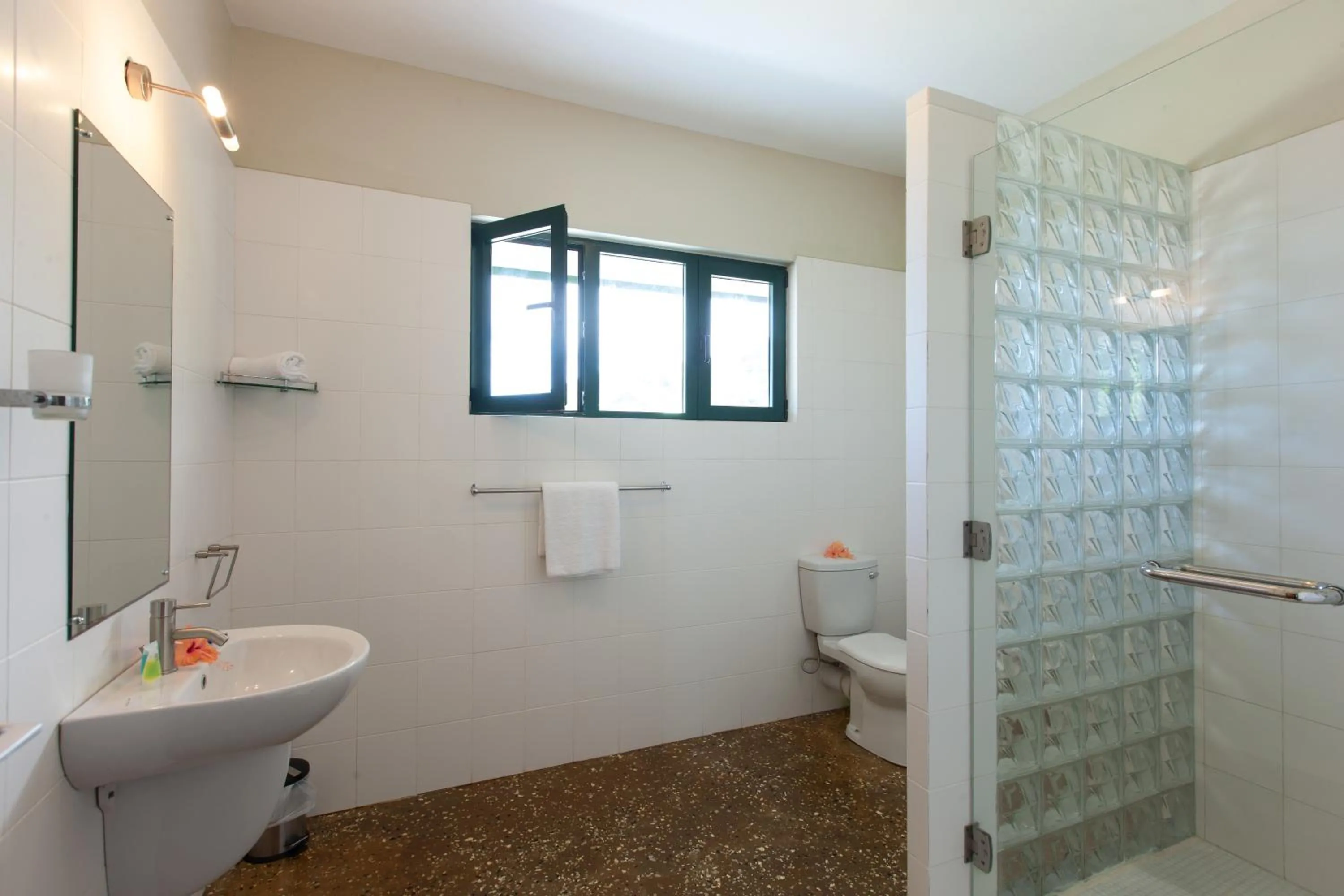 Bathroom in La Kaz Safran
