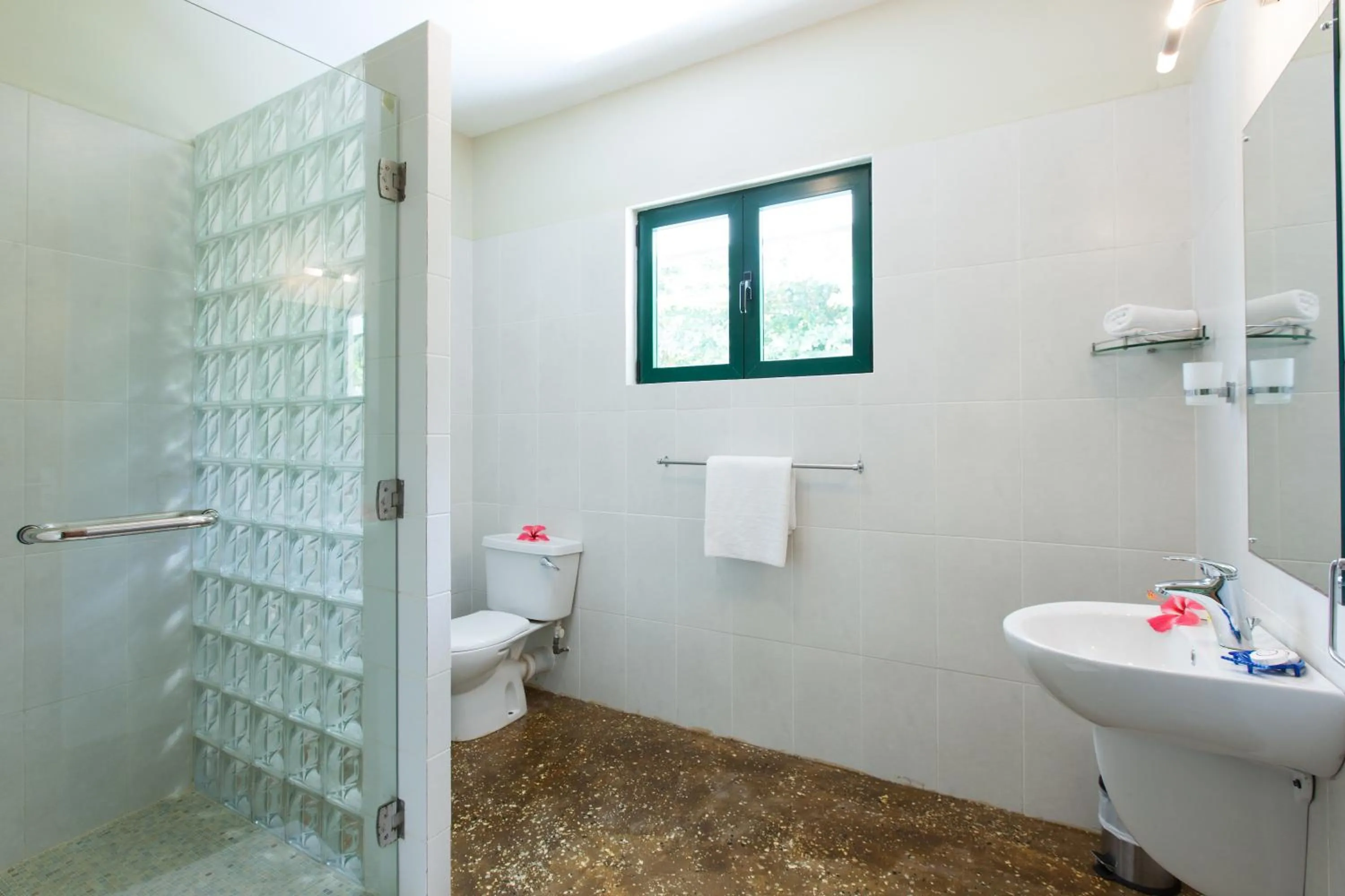 Bathroom in La Kaz Safran