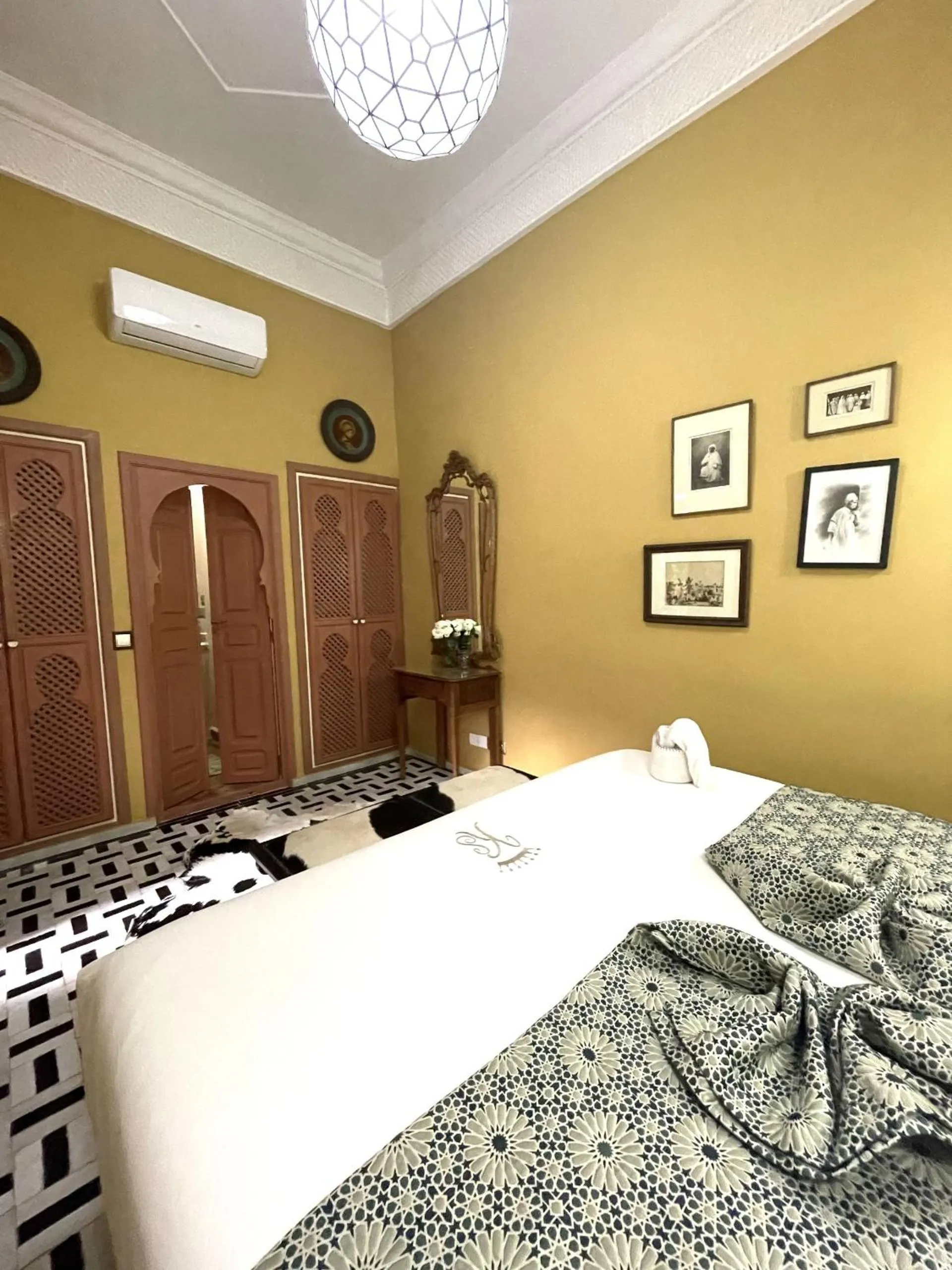 Bed in Riad Ksar Al Amal & Spa