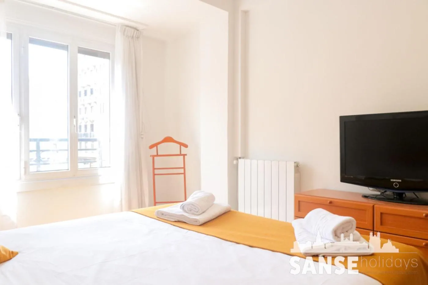 Bed in Apartamento Colón by SanSe Holidays