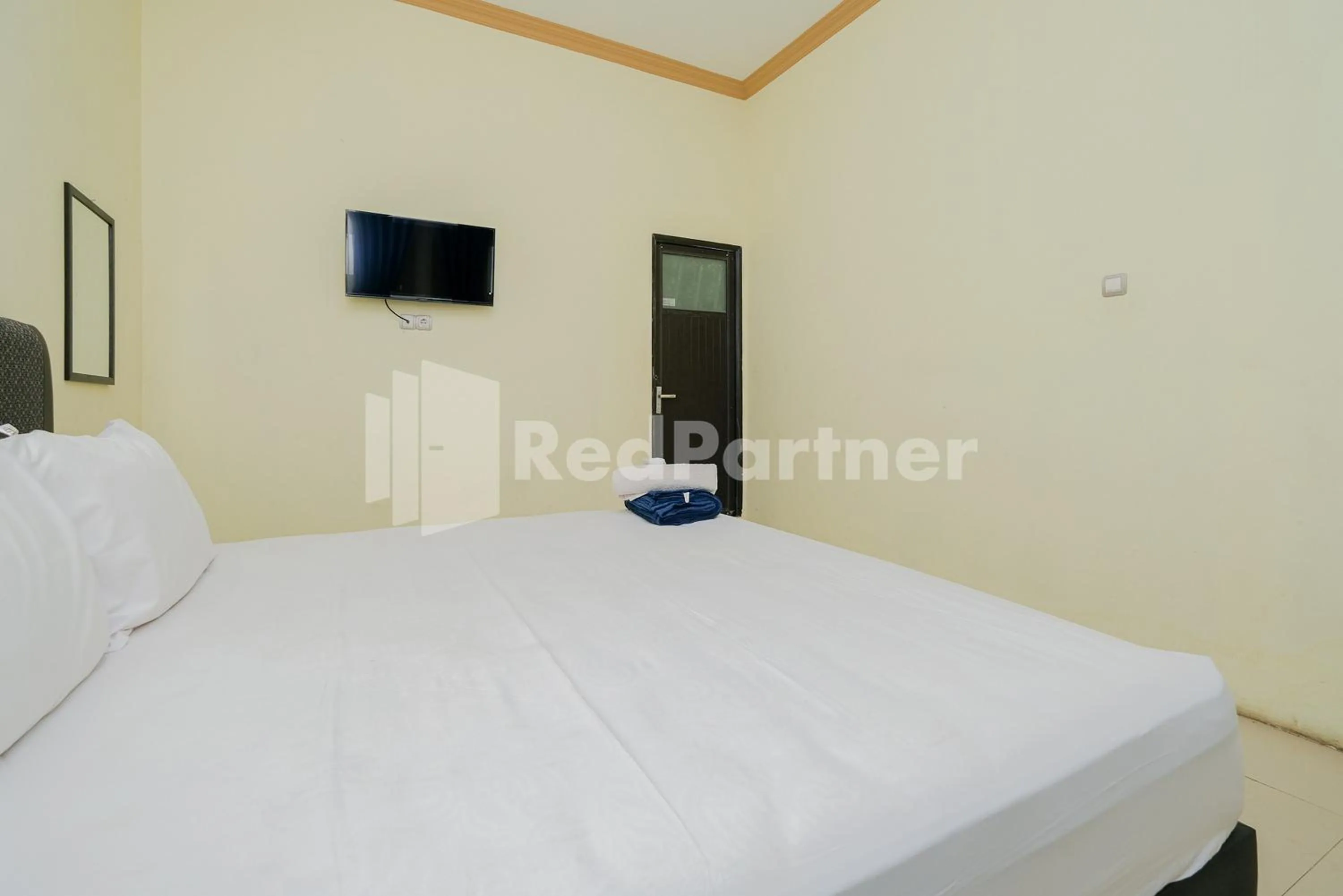 Bed in Grand Kencana Guesthouse Syariah near Wisata Bahari Lamongan